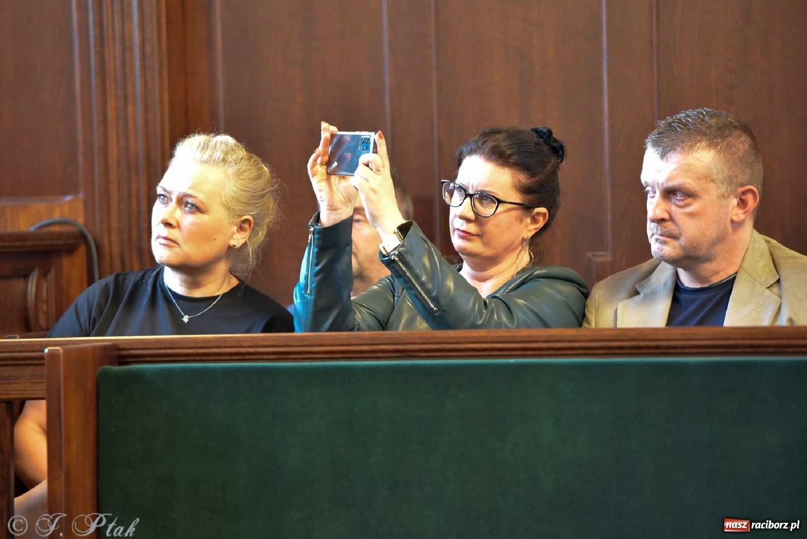 Zdjęcie w galerii na portalu naszraciborz.pl: Sala sądowa jak scena koncertowa. Dni Raciborza zainaugurowano w gmachu Temidy wiadomości z regionu