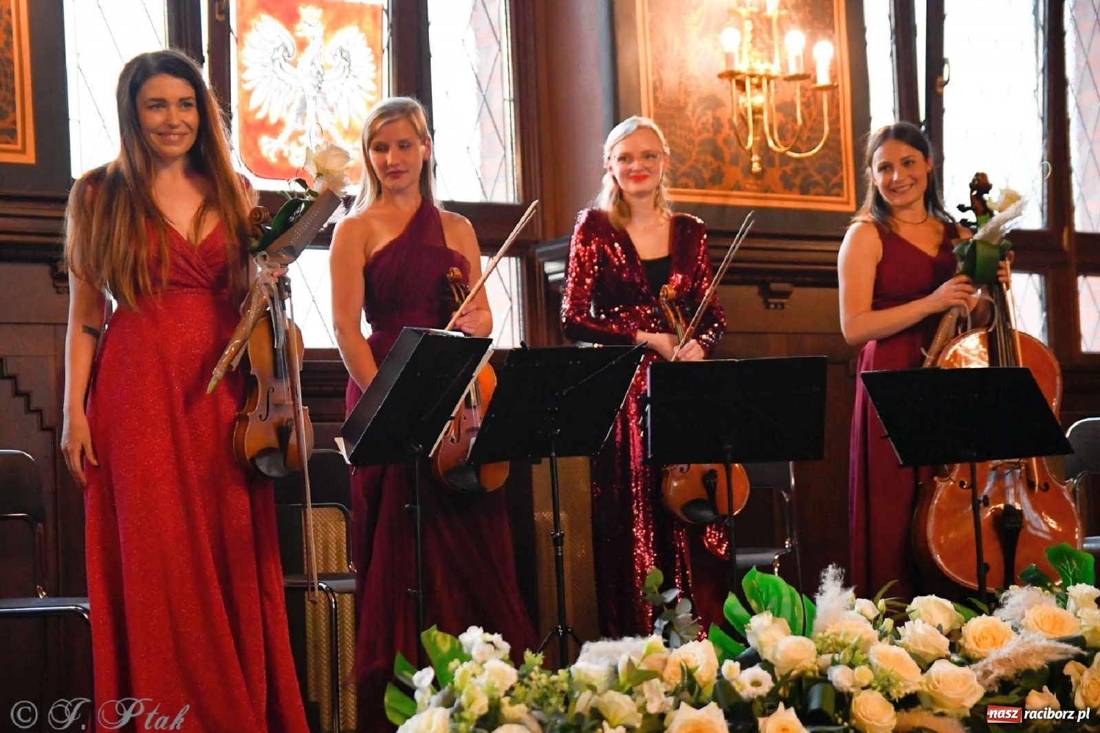 Zdjęcie w galerii na portalu naszraciborz.pl: Sala sądowa jak scena koncertowa. Dni Raciborza zainaugurowano w gmachu Temidy wiadomości z regionu