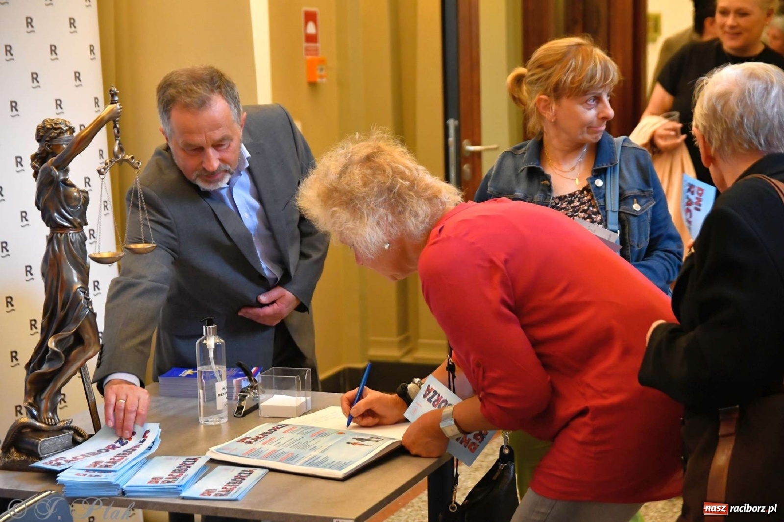Zdjęcie w galerii na portalu naszraciborz.pl: Sala sądowa jak scena koncertowa. Dni Raciborza zainaugurowano w gmachu Temidy wiadomości z regionu