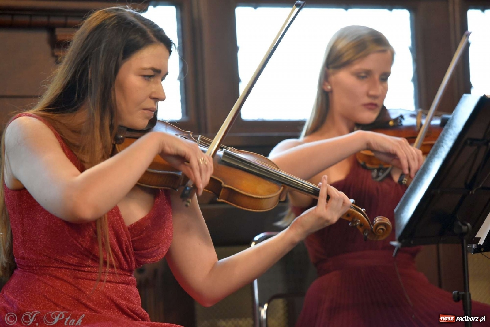 Zdjęcie w galerii na portalu naszraciborz.pl: Sala sądowa jak scena koncertowa. Dni Raciborza zainaugurowano w gmachu Temidy wiadomości z regionu