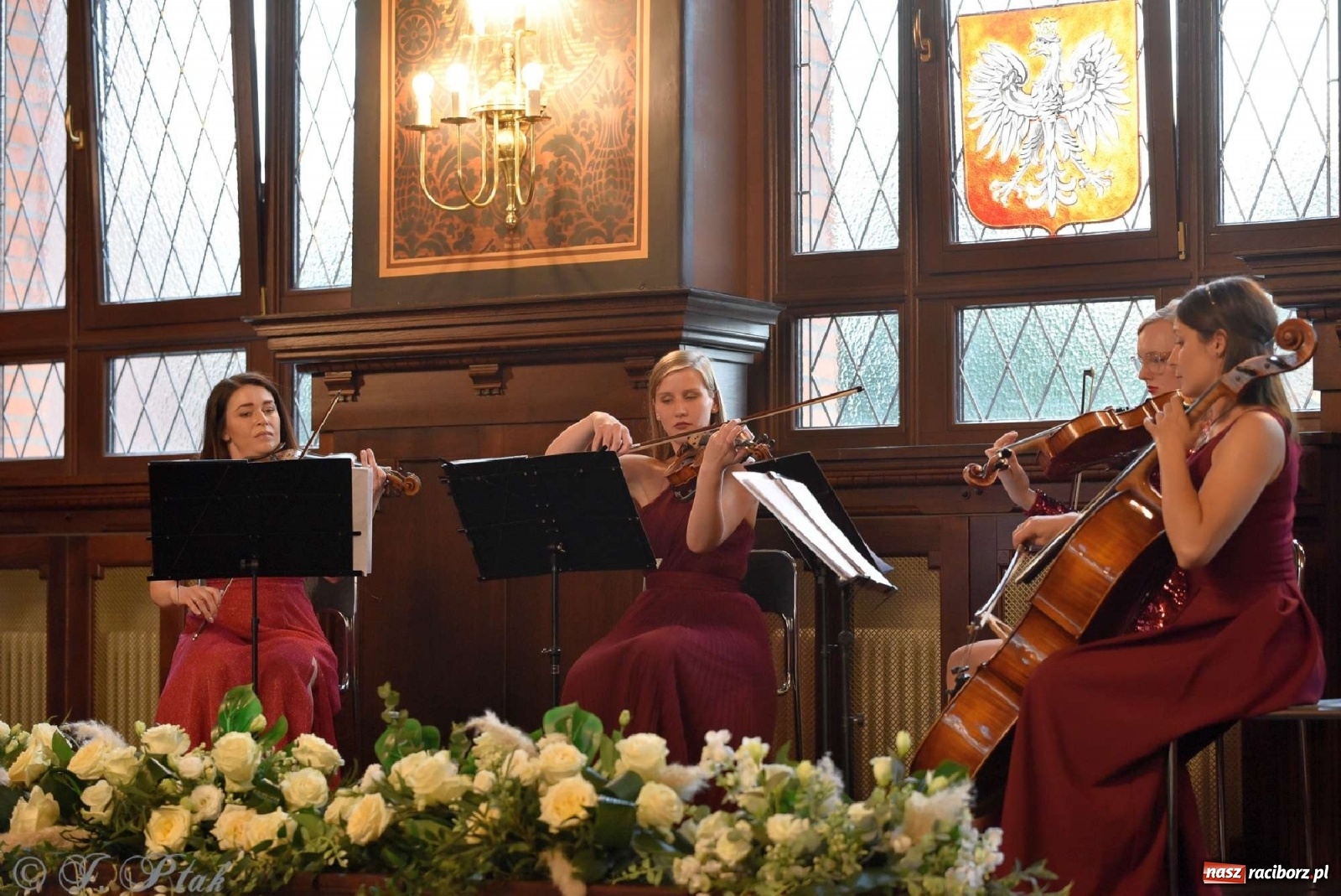 Zdjęcie w galerii na portalu naszraciborz.pl: Sala sądowa jak scena koncertowa. Dni Raciborza zainaugurowano w gmachu Temidy wiadomości z regionu