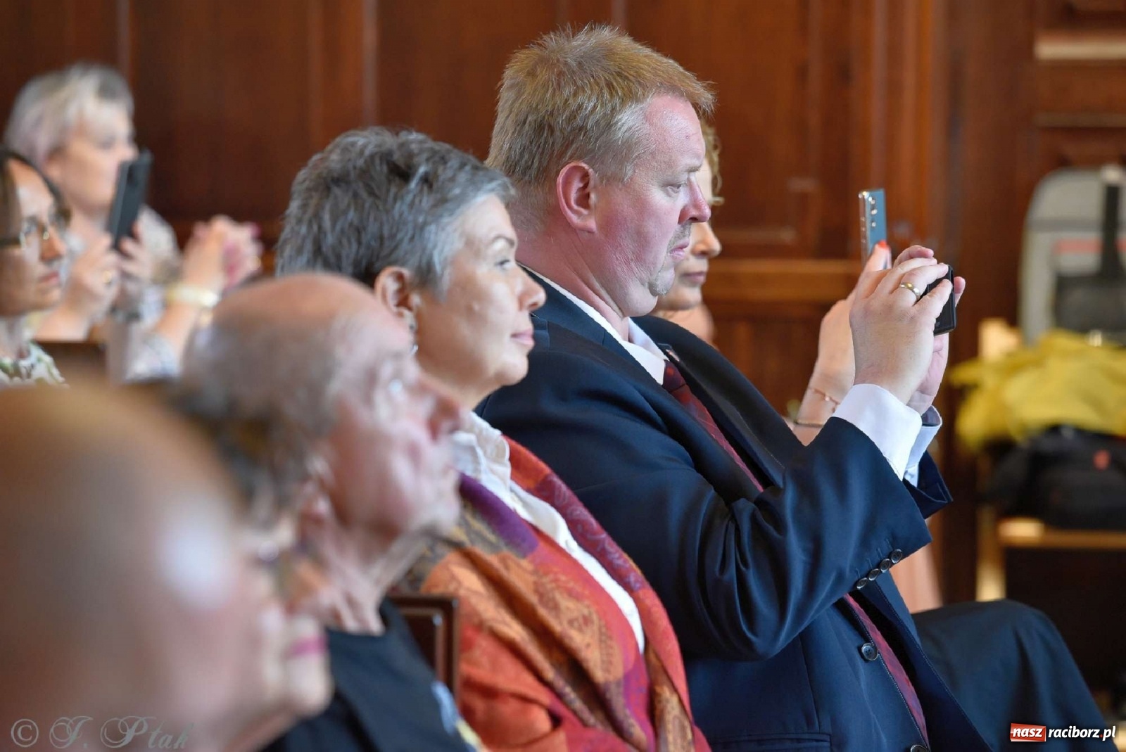 Zdjęcie w galerii na portalu naszraciborz.pl: Sala sądowa jak scena koncertowa. Dni Raciborza zainaugurowano w gmachu Temidy wiadomości z regionu