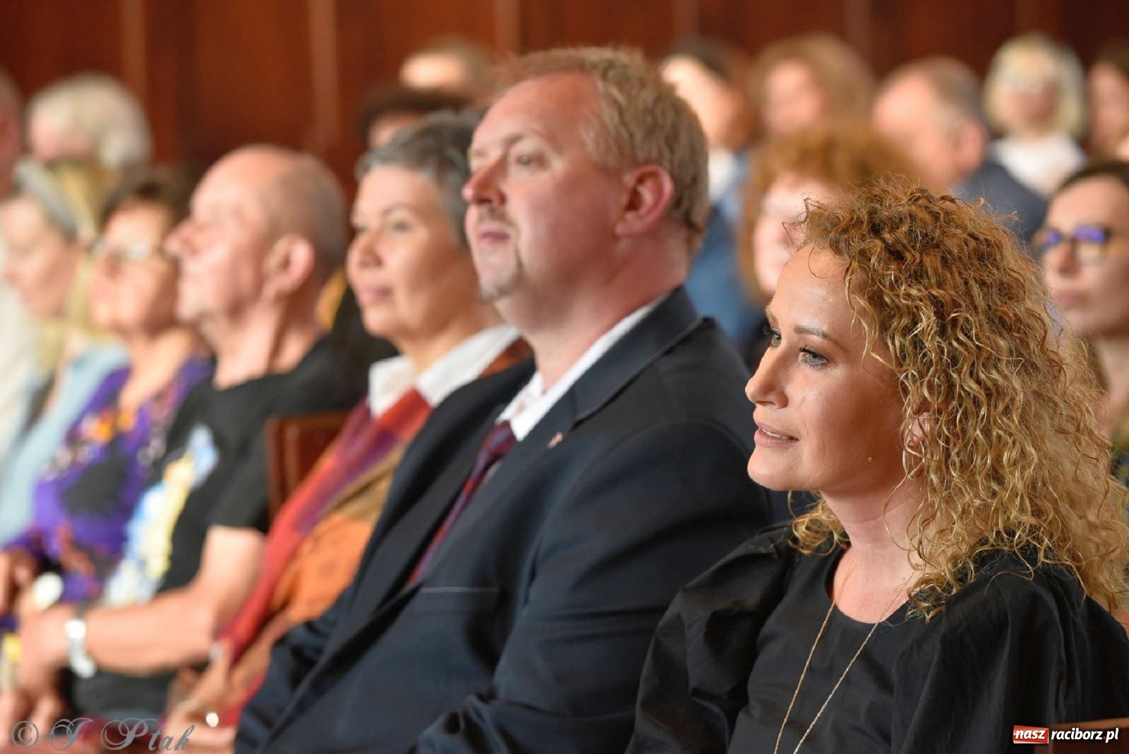 Zdjęcie w galerii na portalu naszraciborz.pl: Sala sądowa jak scena koncertowa. Dni Raciborza zainaugurowano w gmachu Temidy wiadomości z regionu