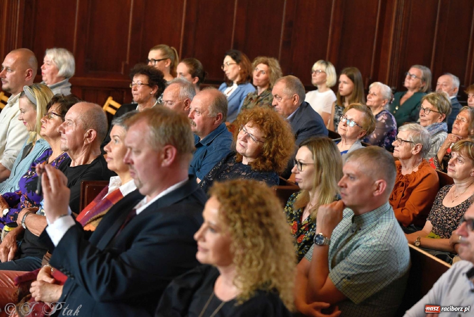 Zdjęcie w galerii na portalu naszraciborz.pl: Sala sądowa jak scena koncertowa. Dni Raciborza zainaugurowano w gmachu Temidy wiadomości z regionu