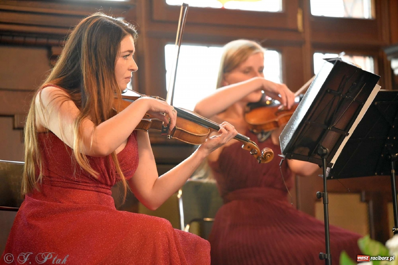 Zdjęcie w galerii na portalu naszraciborz.pl: Sala sądowa jak scena koncertowa. Dni Raciborza zainaugurowano w gmachu Temidy wiadomości z regionu