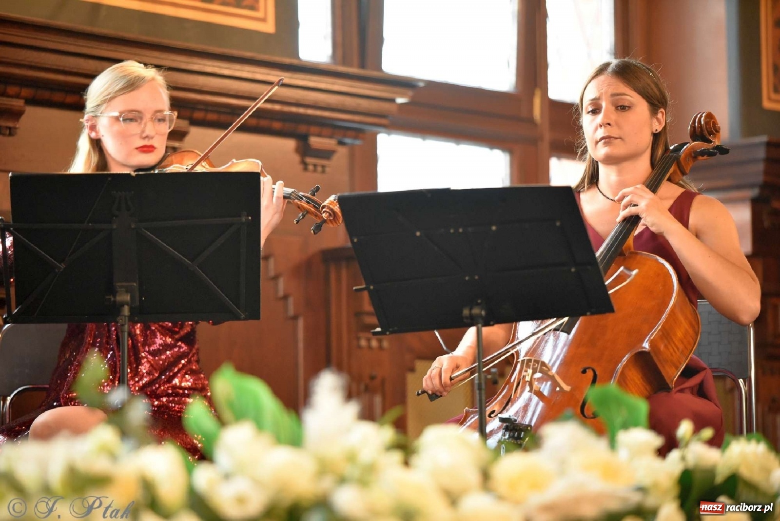 Zdjęcie w galerii na portalu naszraciborz.pl: Sala sądowa jak scena koncertowa. Dni Raciborza zainaugurowano w gmachu Temidy wiadomości z regionu