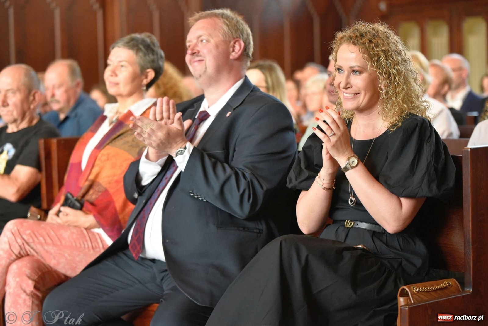 Zdjęcie w galerii na portalu naszraciborz.pl: Sala sądowa jak scena koncertowa. Dni Raciborza zainaugurowano w gmachu Temidy wiadomości z regionu