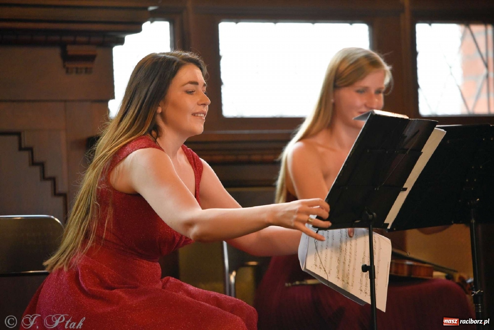 Zdjęcie w galerii na portalu naszraciborz.pl: Sala sądowa jak scena koncertowa. Dni Raciborza zainaugurowano w gmachu Temidy wiadomości z regionu