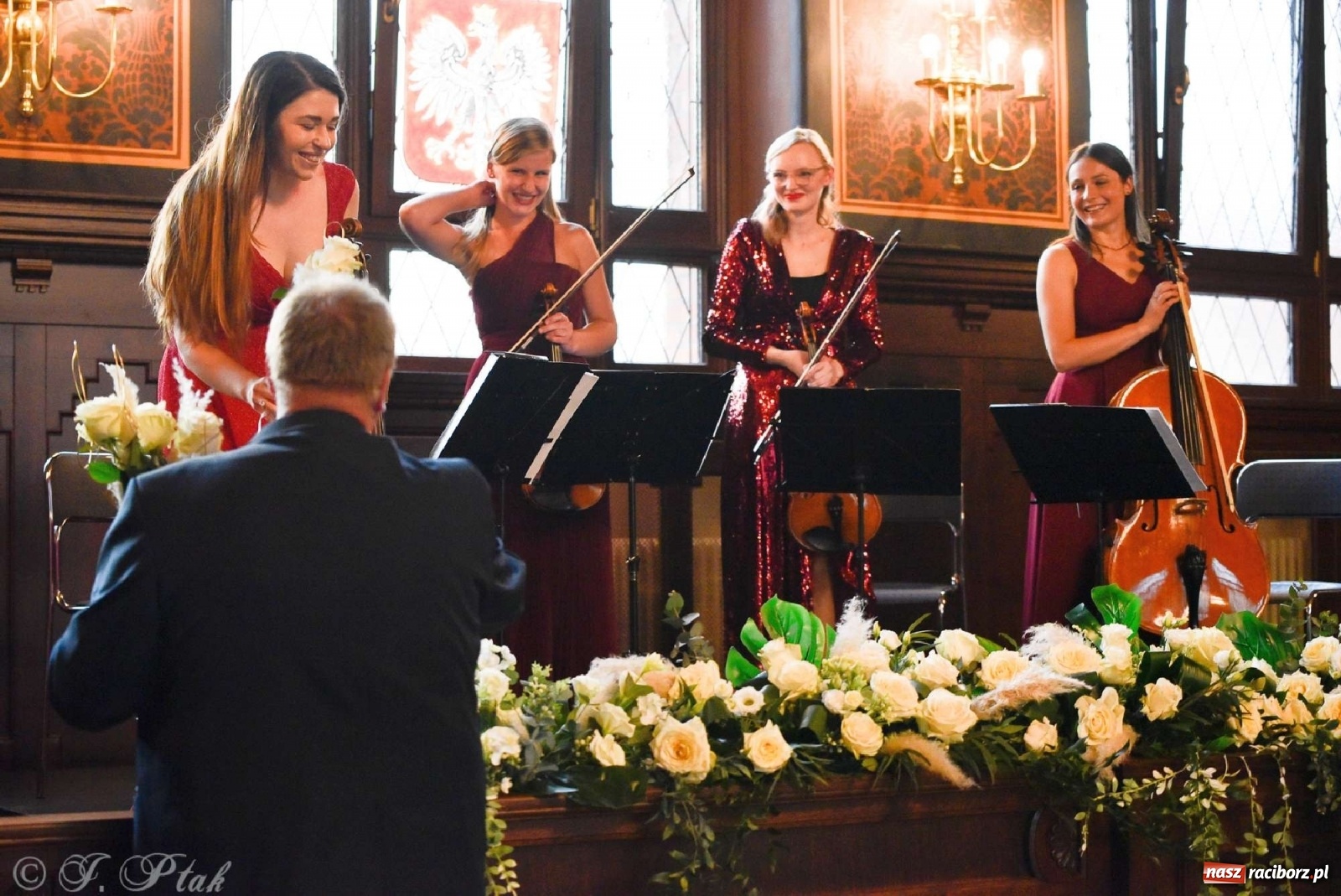 Zdjęcie w galerii na portalu naszraciborz.pl: Sala sądowa jak scena koncertowa. Dni Raciborza zainaugurowano w gmachu Temidy wiadomości z regionu