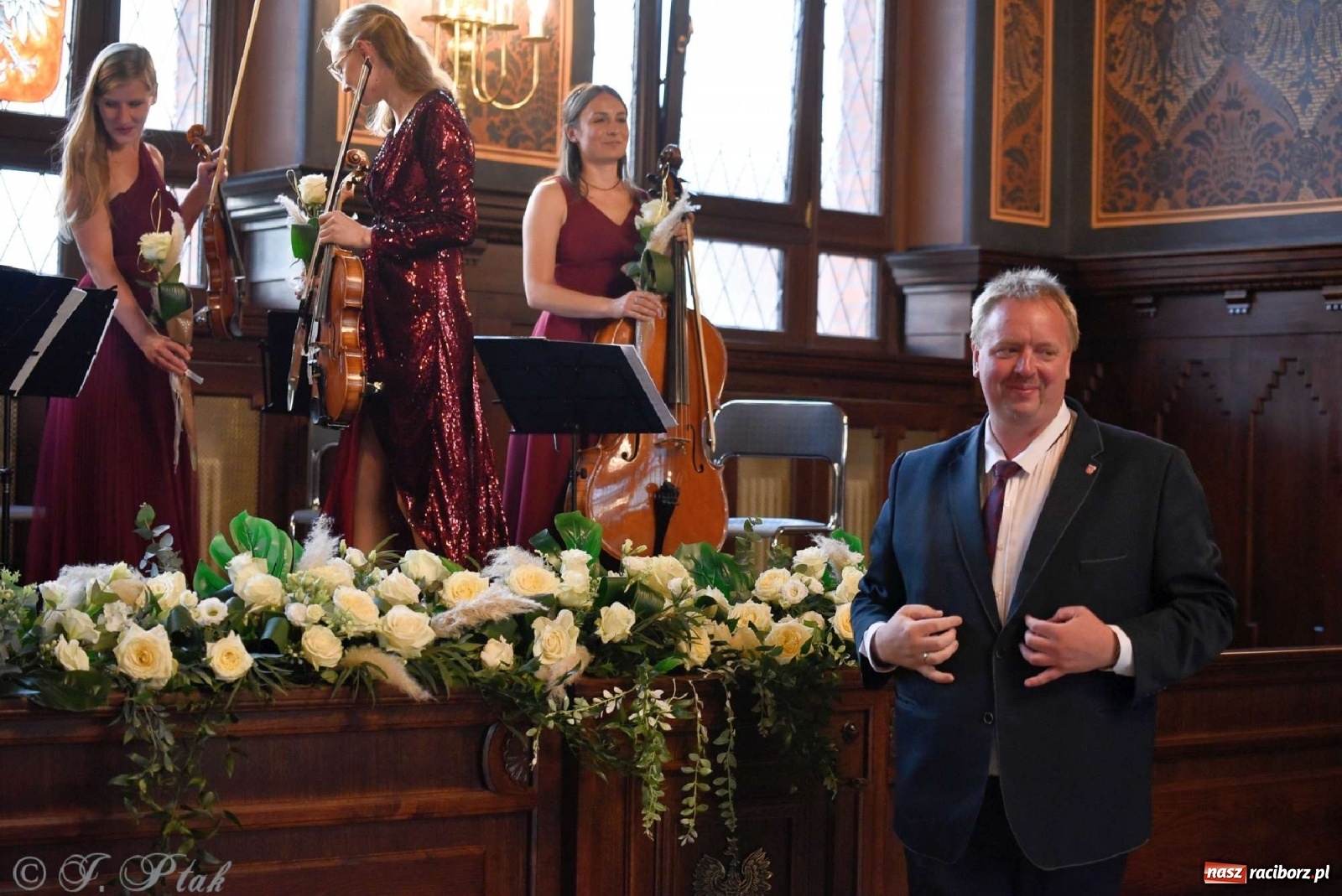 Zdjęcie w galerii na portalu naszraciborz.pl: Sala sądowa jak scena koncertowa. Dni Raciborza zainaugurowano w gmachu Temidy wiadomości z regionu