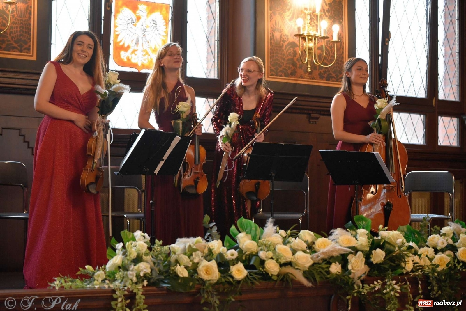 Zdjęcie w galerii na portalu naszraciborz.pl: Sala sądowa jak scena koncertowa. Dni Raciborza zainaugurowano w gmachu Temidy wiadomości z regionu