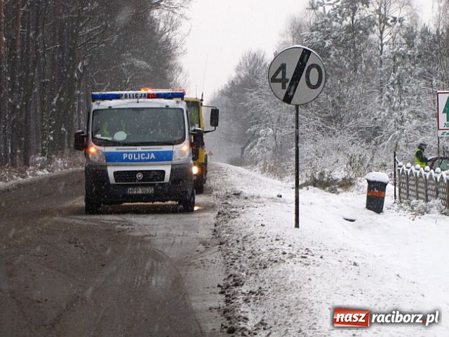Zdjęcie w galerii na portalu naszraciborz.pl: Renault clio wypadło z drogi wiadomości z regionu