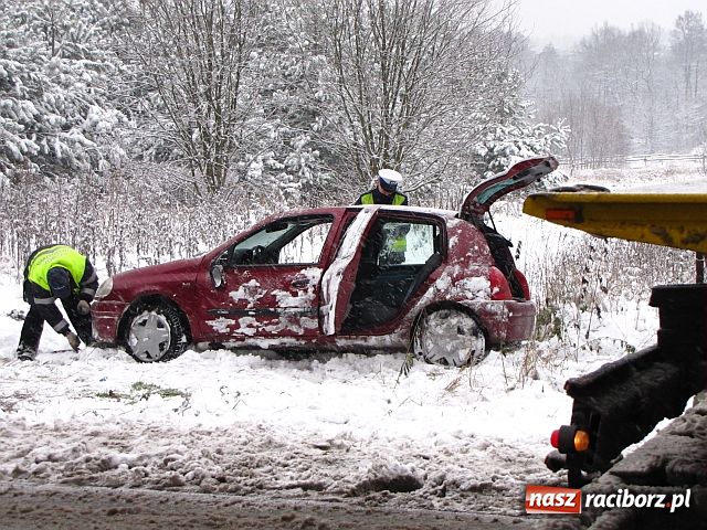 Zdjęcie w galerii na portalu naszraciborz.pl: Renault clio wypadło z drogi wiadomości z regionu