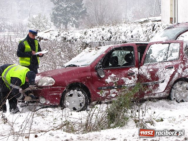 Zdjęcie w galerii na portalu naszraciborz.pl: Renault clio wypadło z drogi wiadomości z regionu