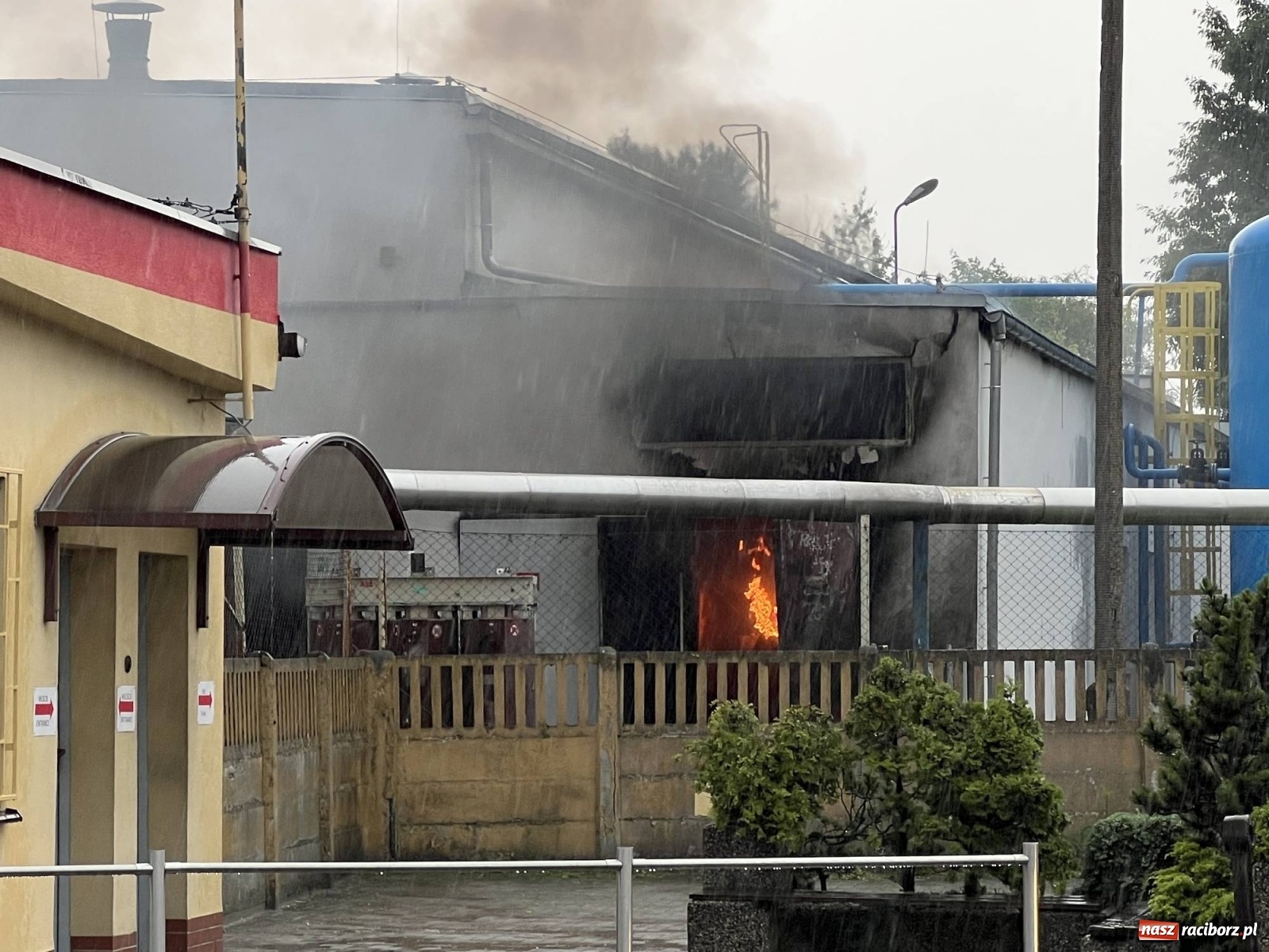 Zdjęcie w galerii na portalu naszraciborz.pl: Pożar transformatora na terenie Henkla [FOTO i WIDEO] wiadomości z regionu