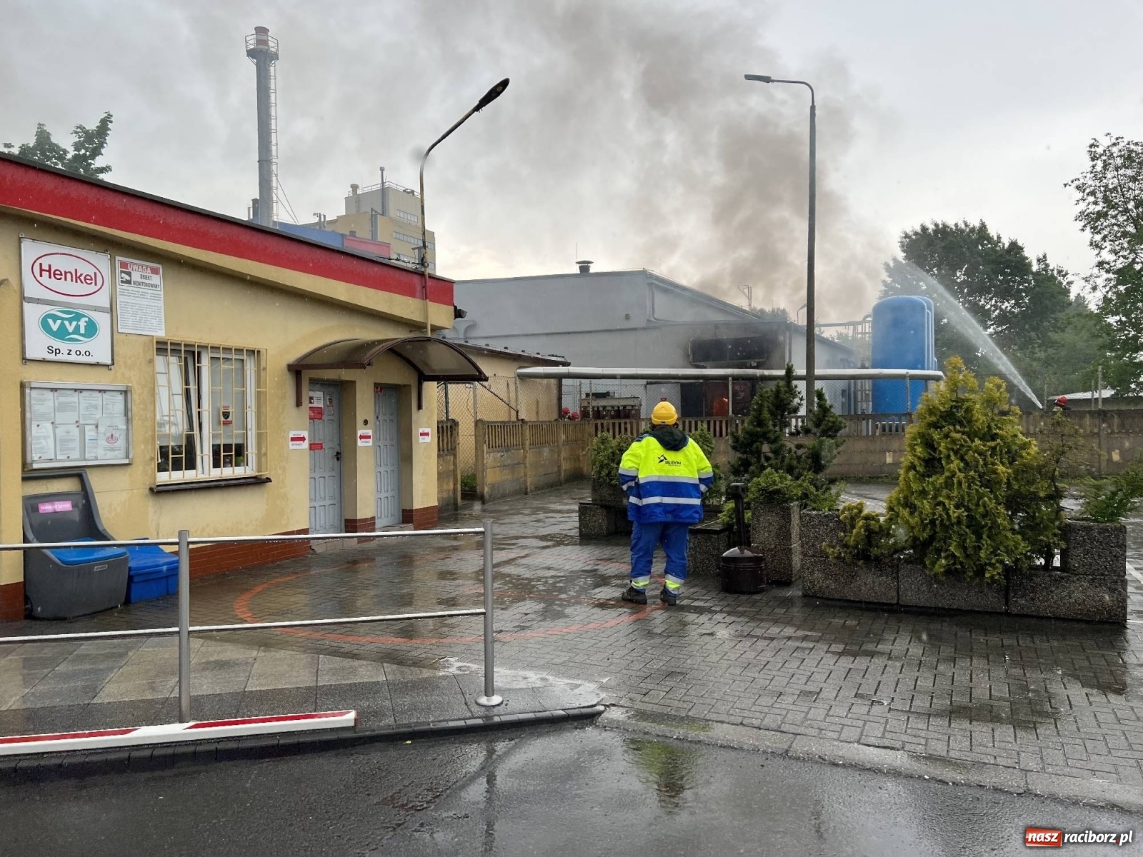 Zdjęcie w galerii na portalu naszraciborz.pl: Pożar transformatora na terenie Henkla [FOTO i WIDEO] wiadomości z regionu