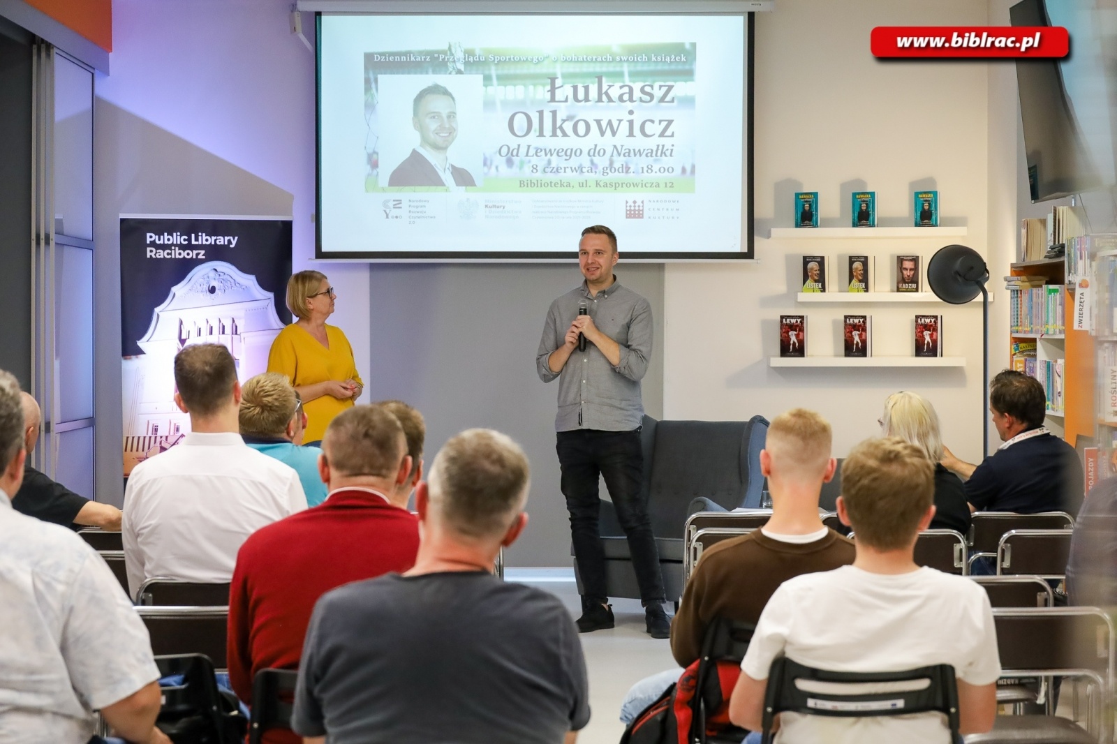 Zdjęcie w galerii na portalu naszraciborz.pl: Lewy, Listek, Nawałka i… Hubert Kostka - Łukasz Olkowicz w bibliotece wiadomości z regionu