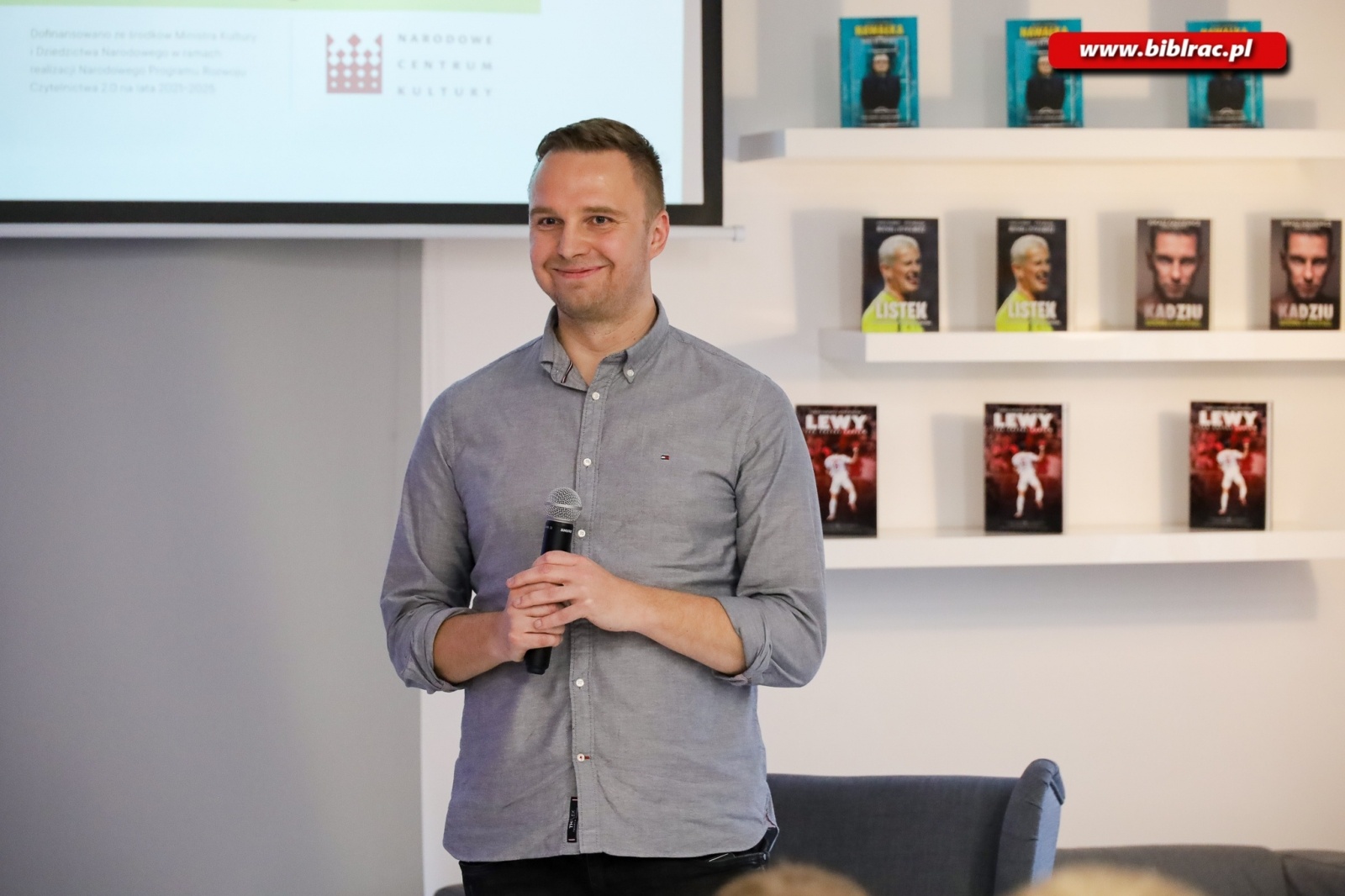 Zdjęcie w galerii na portalu naszraciborz.pl: Lewy, Listek, Nawałka i… Hubert Kostka - Łukasz Olkowicz w bibliotece wiadomości z regionu