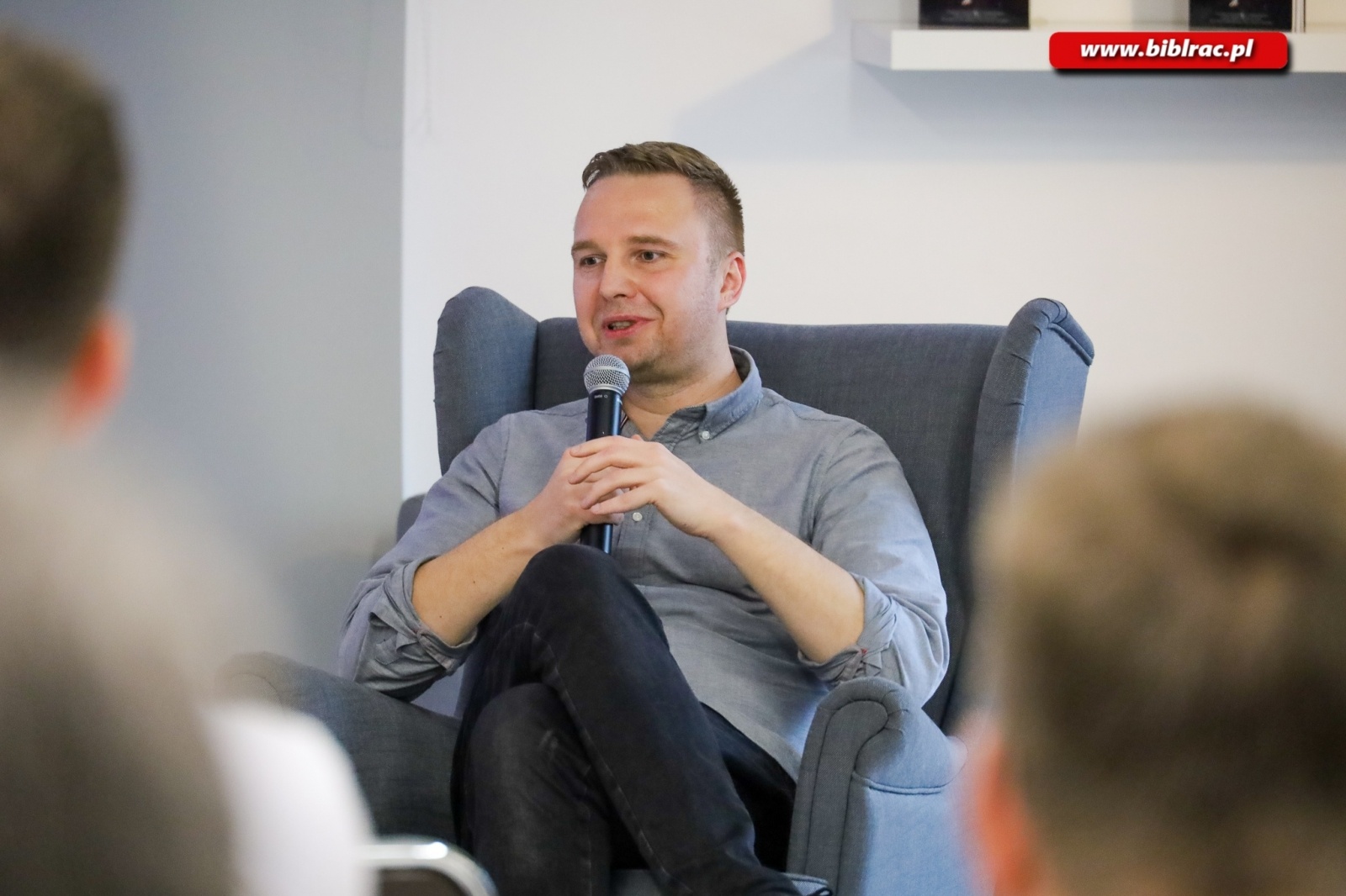 Zdjęcie w galerii na portalu naszraciborz.pl: Lewy, Listek, Nawałka i… Hubert Kostka - Łukasz Olkowicz w bibliotece wiadomości z regionu