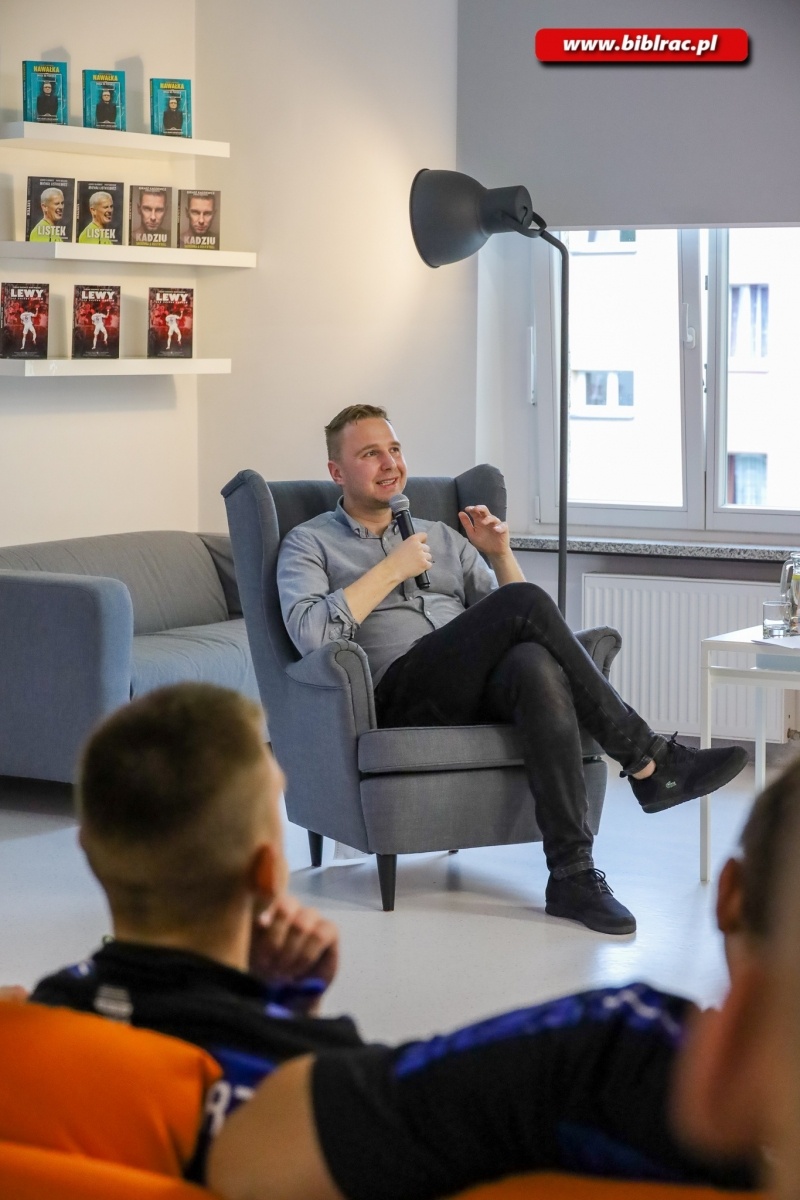 Zdjęcie w galerii na portalu naszraciborz.pl: Lewy, Listek, Nawałka i… Hubert Kostka - Łukasz Olkowicz w bibliotece wiadomości z regionu