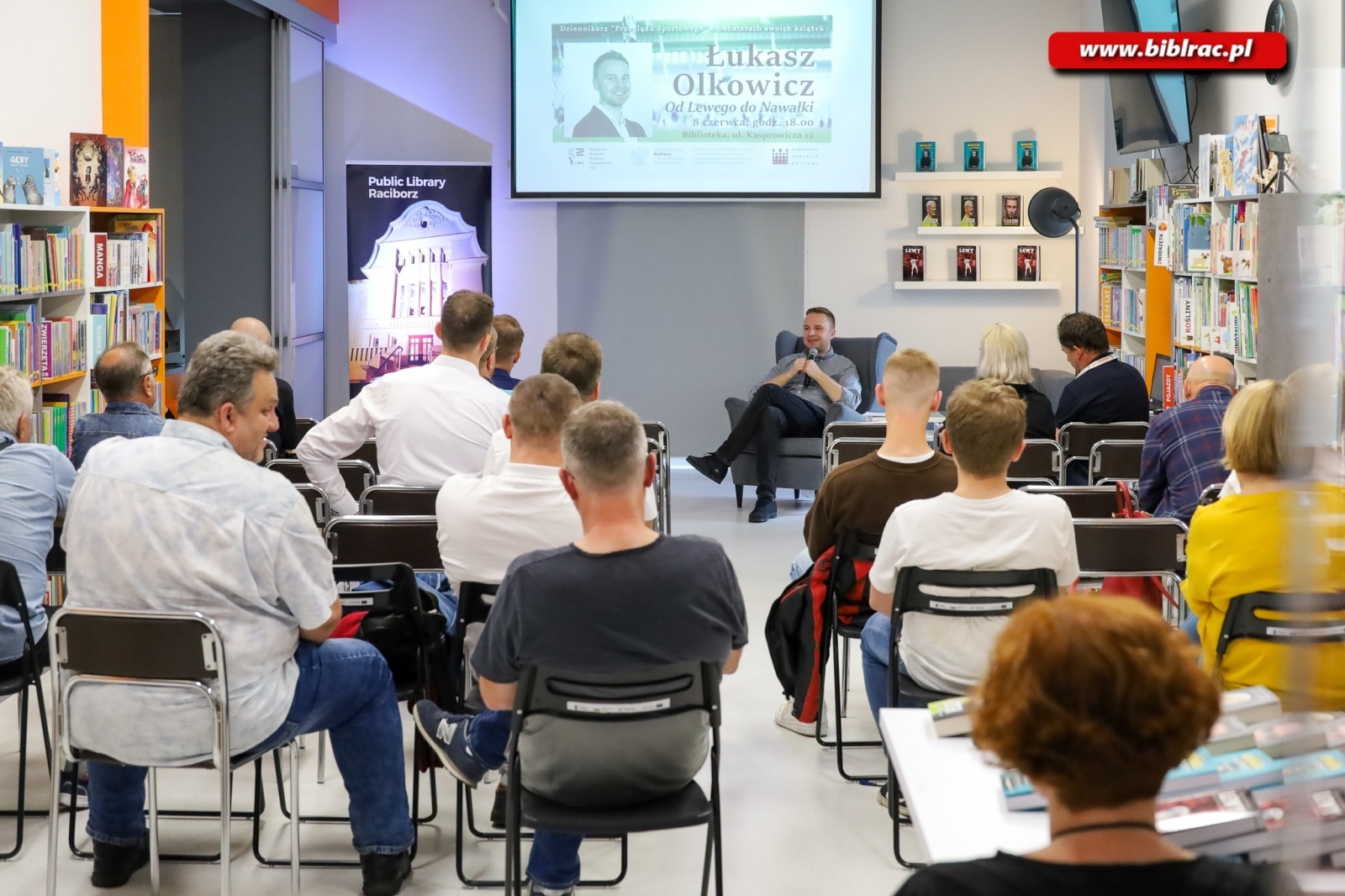 Zdjęcie w galerii na portalu naszraciborz.pl: Lewy, Listek, Nawałka i… Hubert Kostka - Łukasz Olkowicz w bibliotece wiadomości z regionu