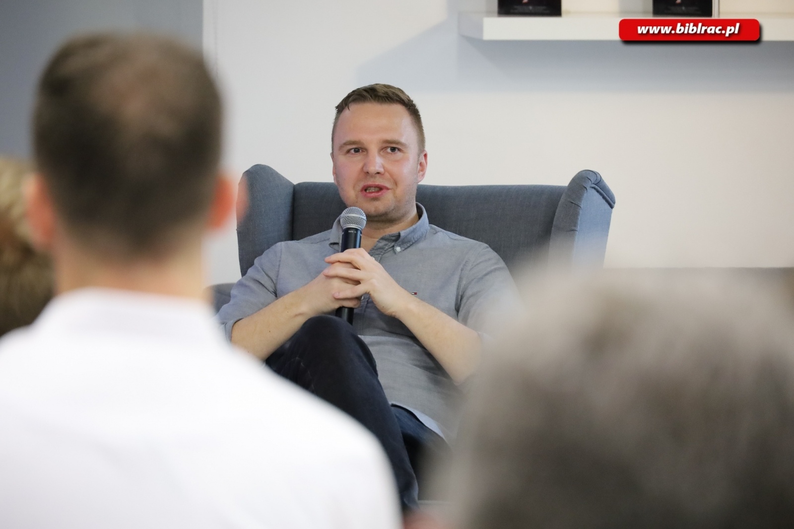 Zdjęcie w galerii na portalu naszraciborz.pl: Lewy, Listek, Nawałka i… Hubert Kostka - Łukasz Olkowicz w bibliotece wiadomości z regionu