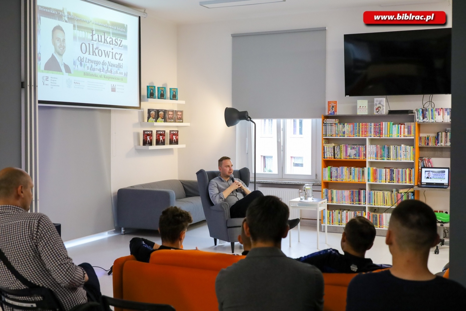 Zdjęcie w galerii na portalu naszraciborz.pl: Lewy, Listek, Nawałka i… Hubert Kostka - Łukasz Olkowicz w bibliotece wiadomości z regionu