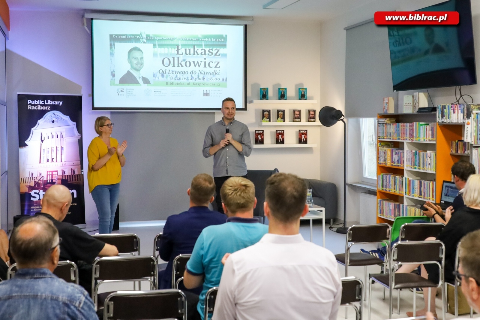 Zdjęcie w galerii na portalu naszraciborz.pl: Lewy, Listek, Nawałka i… Hubert Kostka - Łukasz Olkowicz w bibliotece wiadomości z regionu