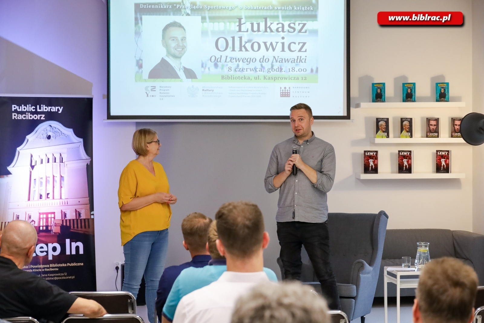 Zdjęcie w galerii na portalu naszraciborz.pl: Lewy, Listek, Nawałka i… Hubert Kostka - Łukasz Olkowicz w bibliotece wiadomości z regionu