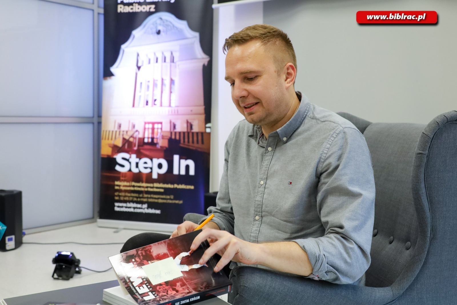 Zdjęcie w galerii na portalu naszraciborz.pl: Lewy, Listek, Nawałka i… Hubert Kostka - Łukasz Olkowicz w bibliotece wiadomości z regionu