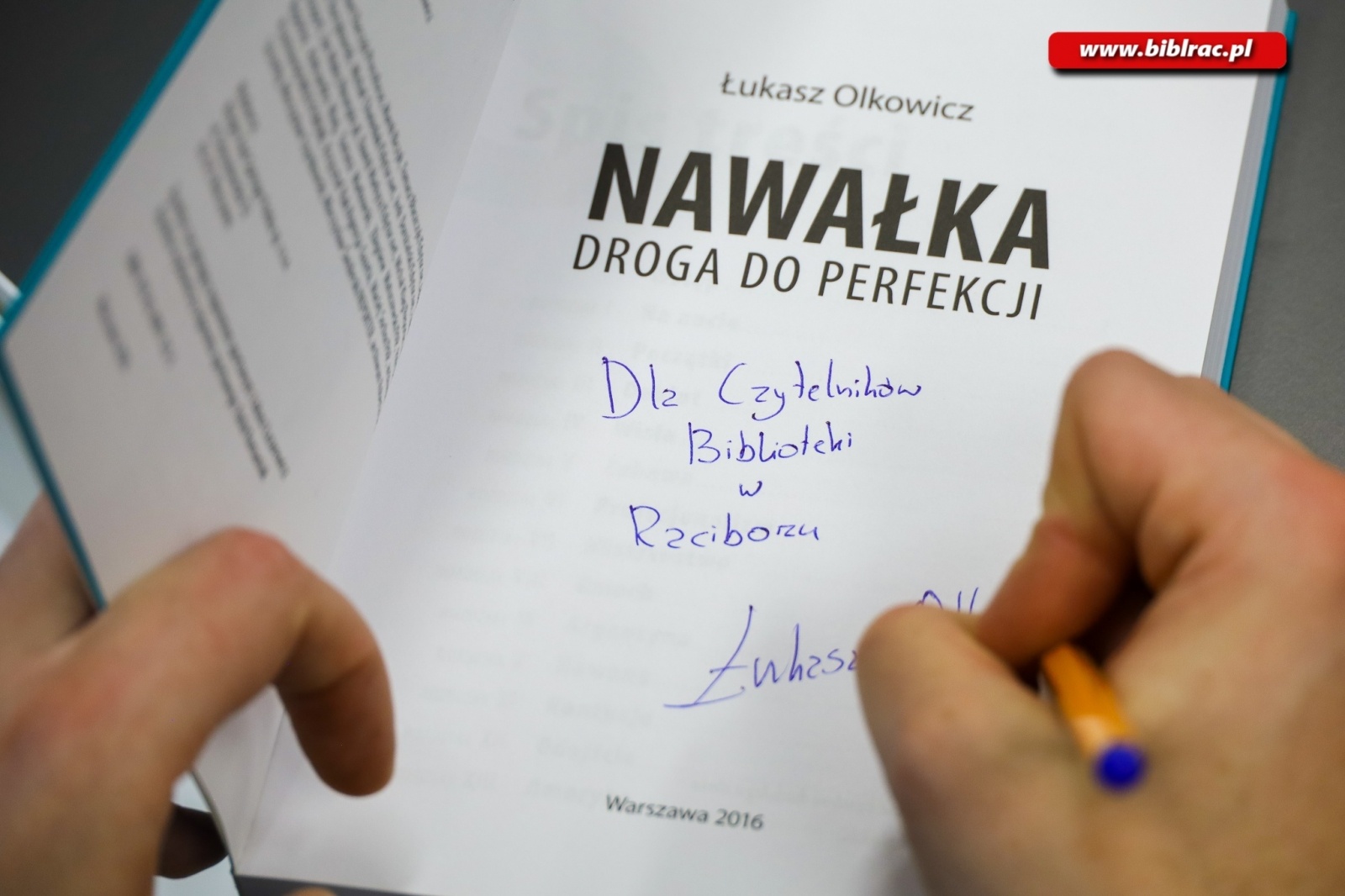 Zdjęcie w galerii na portalu naszraciborz.pl: Lewy, Listek, Nawałka i… Hubert Kostka - Łukasz Olkowicz w bibliotece wiadomości z regionu