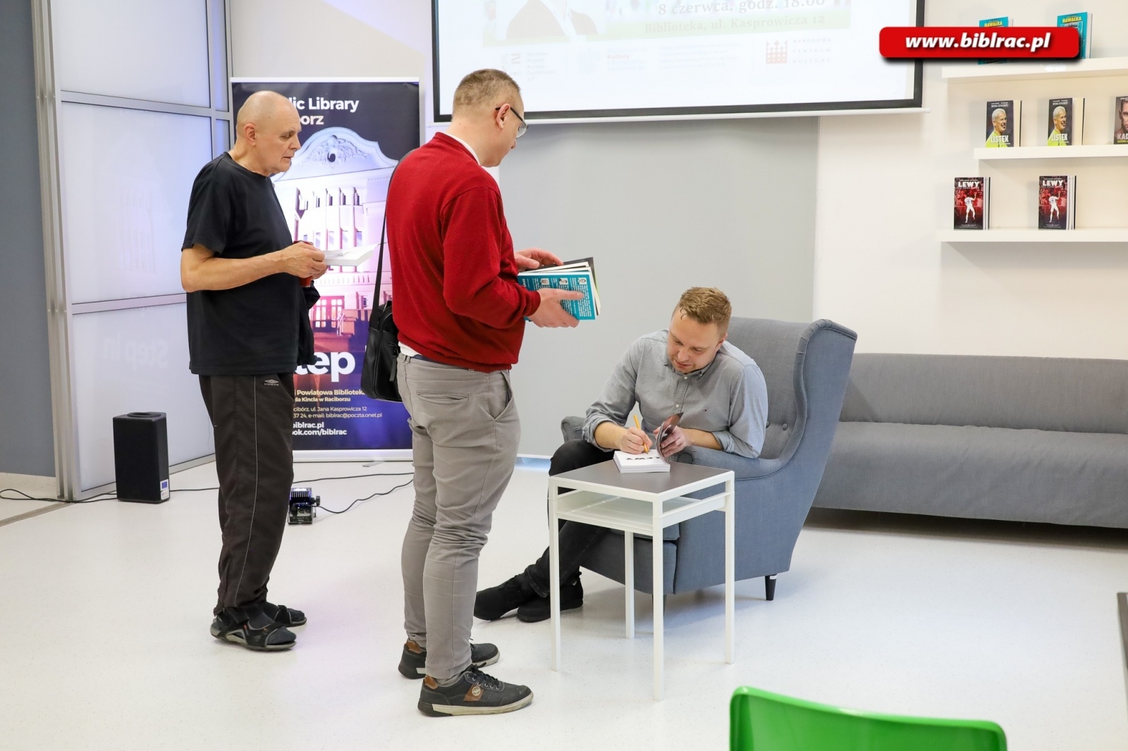 Zdjęcie w galerii na portalu naszraciborz.pl: Lewy, Listek, Nawałka i… Hubert Kostka - Łukasz Olkowicz w bibliotece wiadomości z regionu