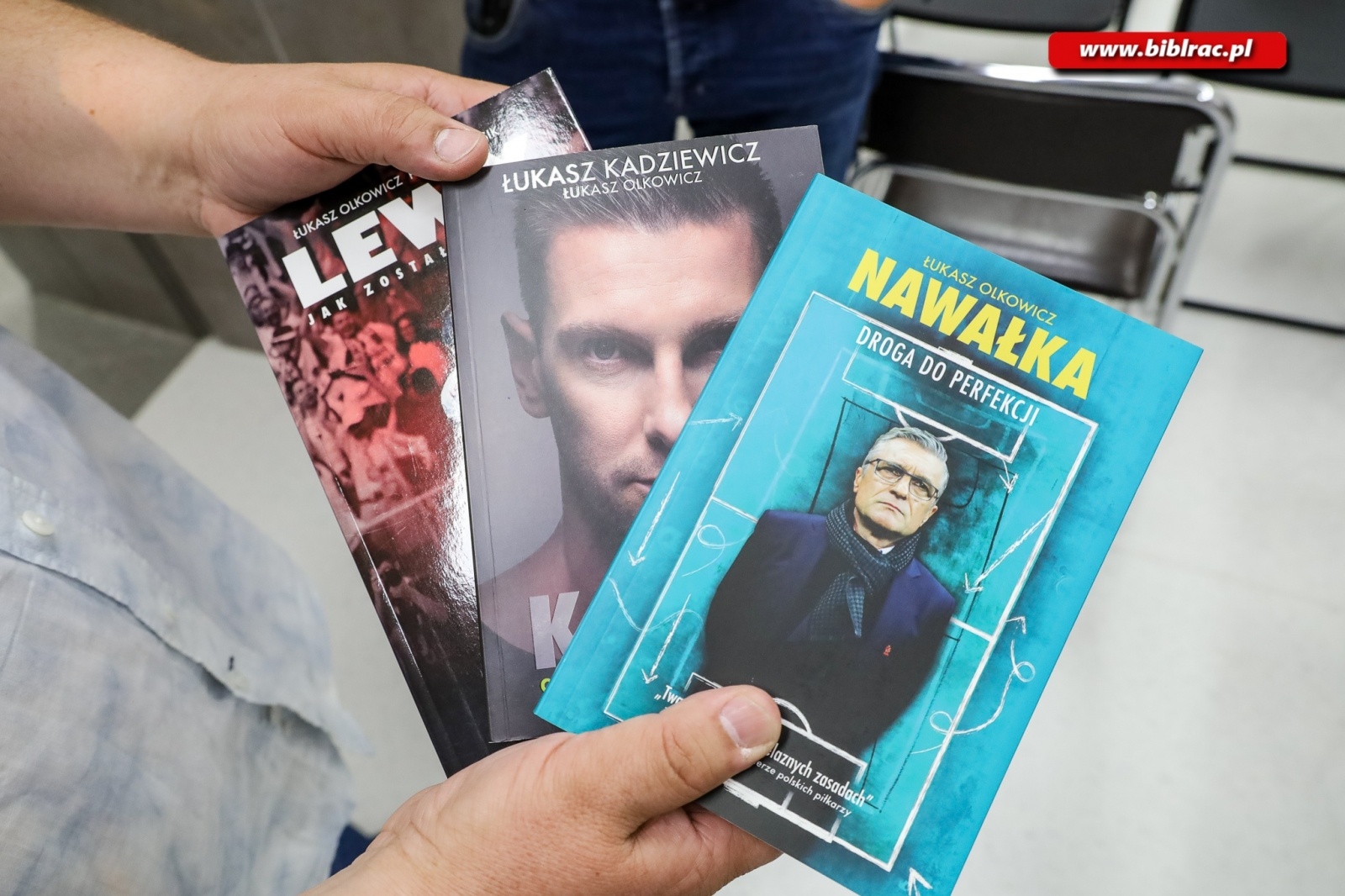 Zdjęcie w galerii na portalu naszraciborz.pl: Lewy, Listek, Nawałka i… Hubert Kostka - Łukasz Olkowicz w bibliotece wiadomości z regionu