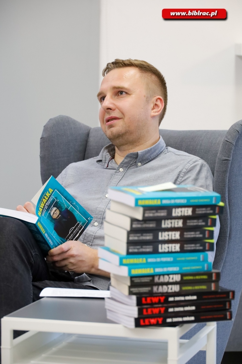 Zdjęcie w galerii na portalu naszraciborz.pl: Lewy, Listek, Nawałka i… Hubert Kostka - Łukasz Olkowicz w bibliotece wiadomości z regionu