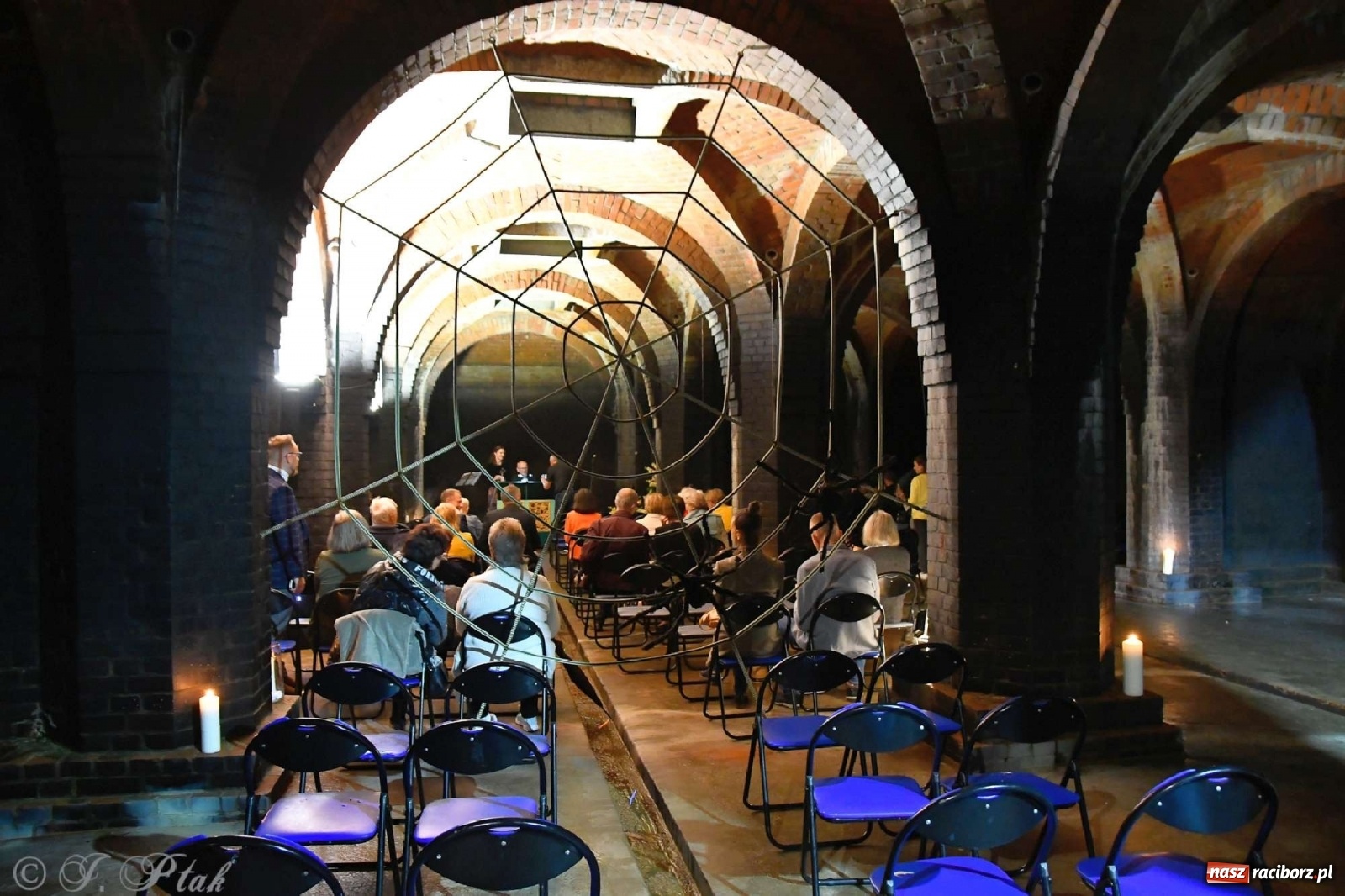 Zdjęcie w galerii na portalu naszraciborz.pl: Muzyka epicka w industrialnych wnętrzach starych wodociągów [WIDEO] wiadomości z regionu