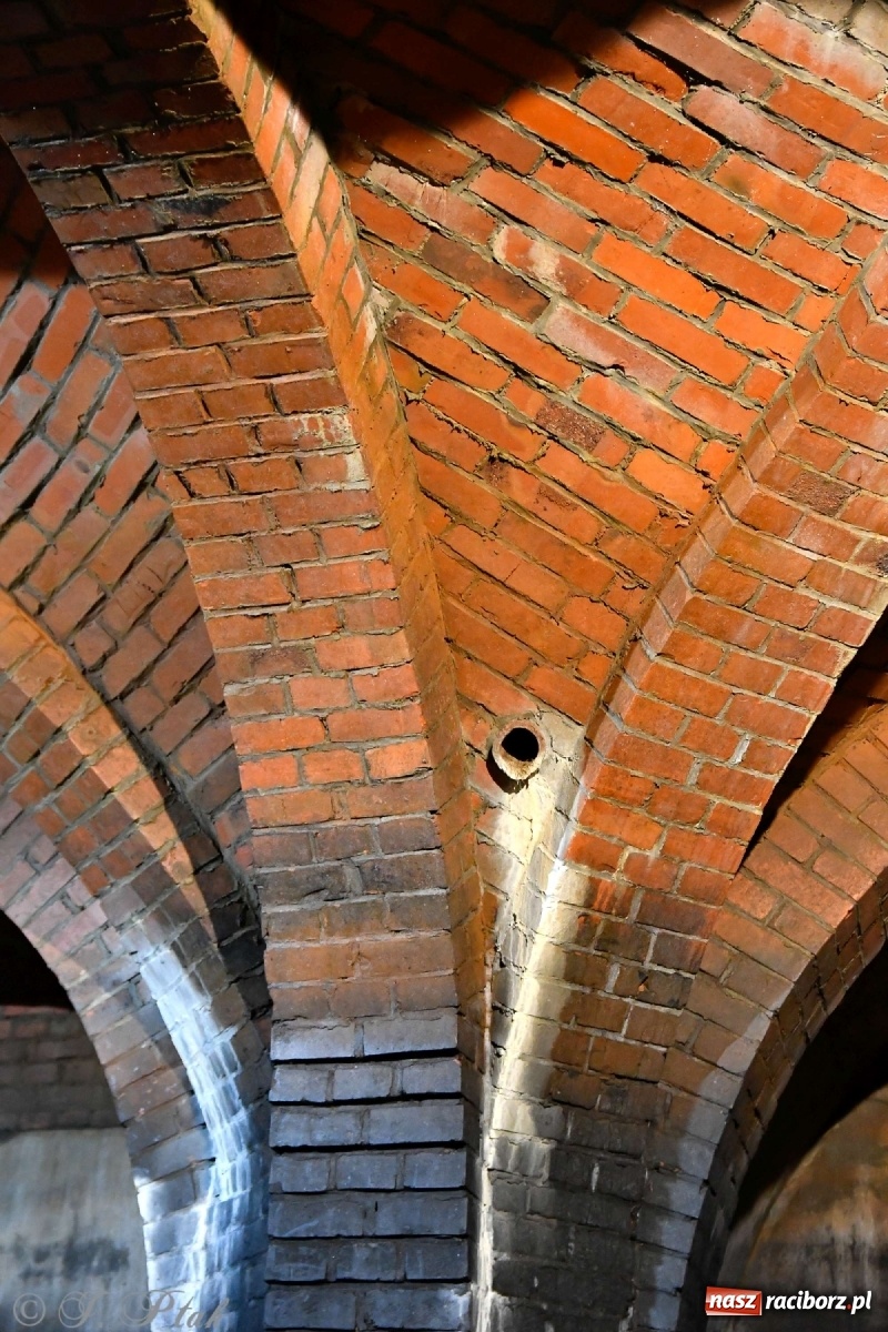 Zdjęcie w galerii na portalu naszraciborz.pl: Muzyka epicka w industrialnych wnętrzach starych wodociągów [WIDEO] wiadomości z regionu