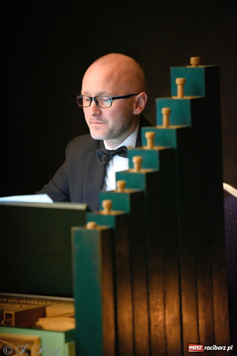 Zdjęcie w galerii na portalu naszraciborz.pl: Muzyka epicka w industrialnych wnętrzach starych wodociągów [WIDEO] wiadomości z regionu