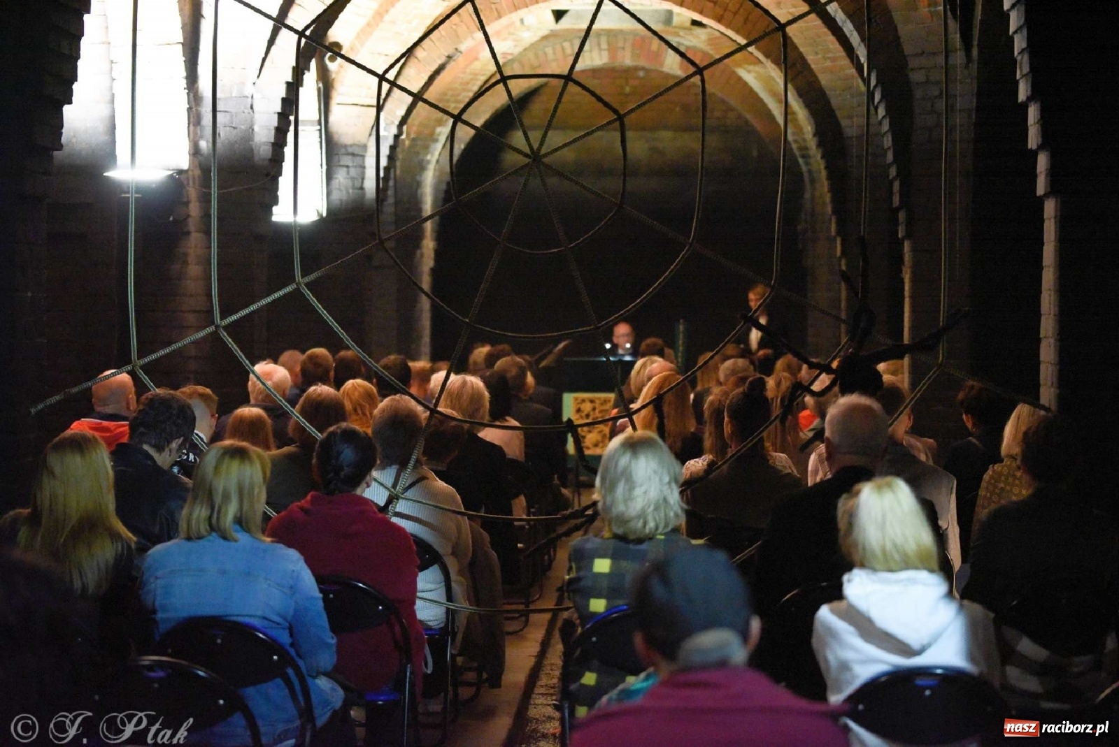 Zdjęcie w galerii na portalu naszraciborz.pl: Muzyka epicka w industrialnych wnętrzach starych wodociągów [WIDEO] wiadomości z regionu