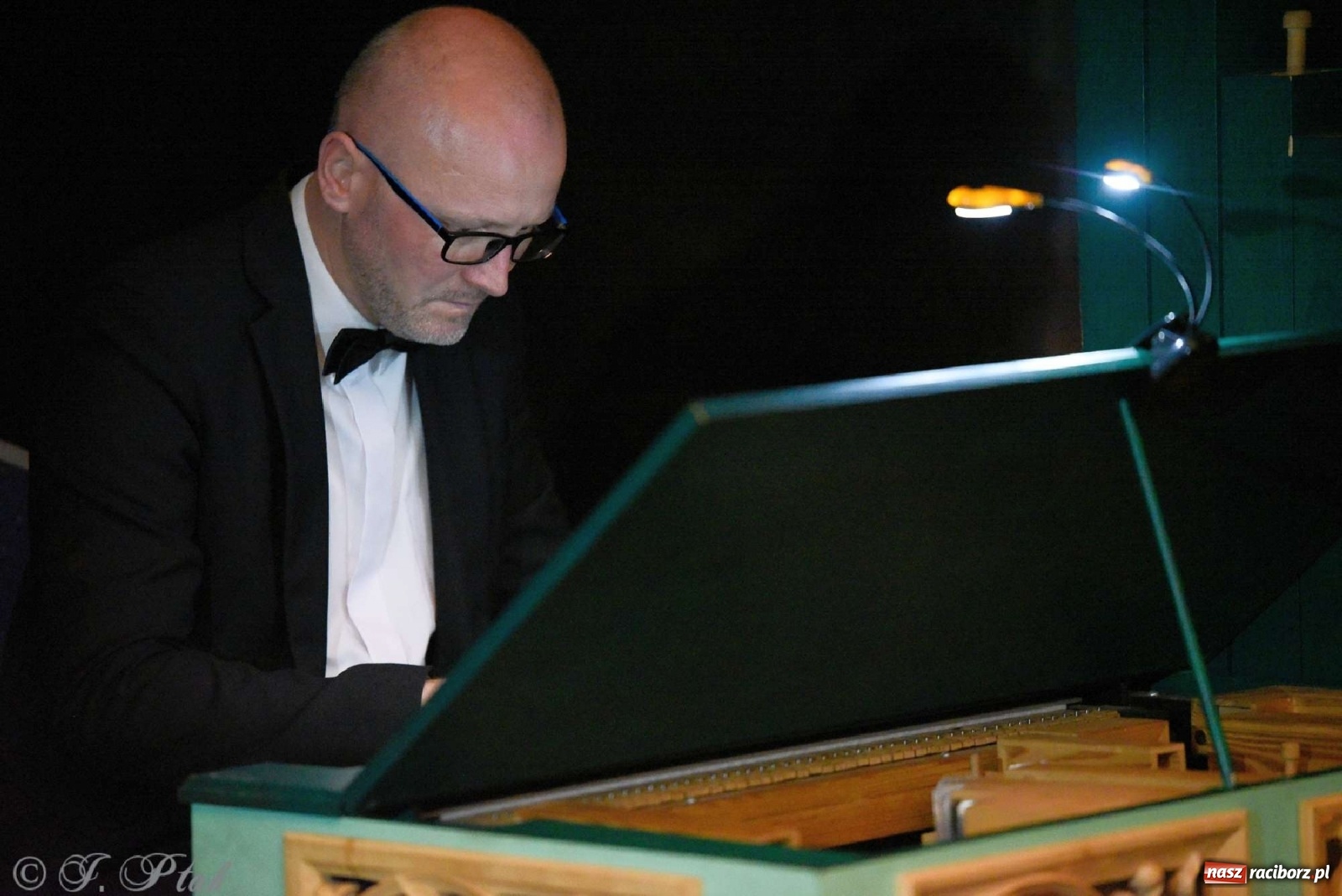 Zdjęcie w galerii na portalu naszraciborz.pl: Muzyka epicka w industrialnych wnętrzach starych wodociągów [WIDEO] wiadomości z regionu