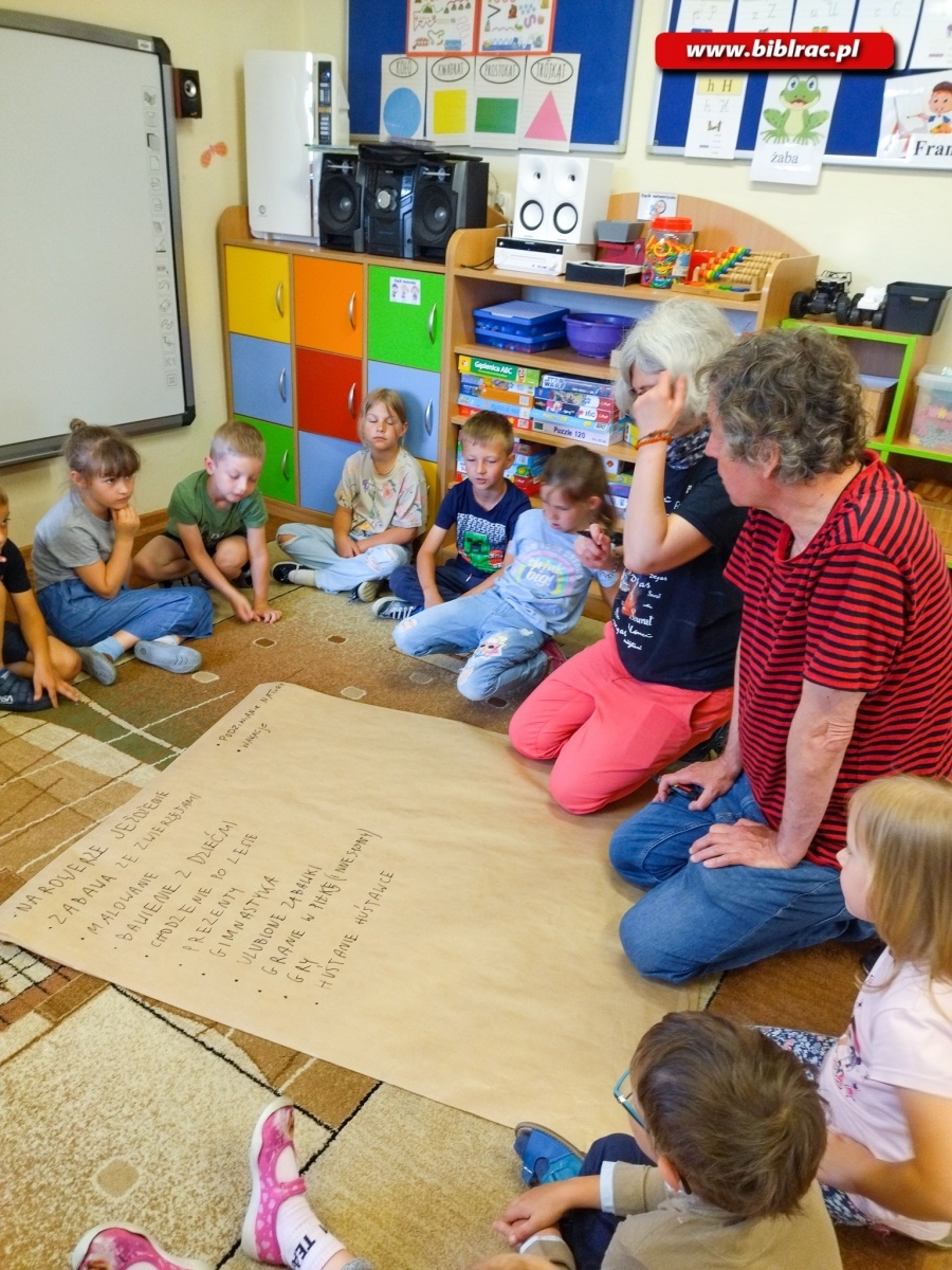 Zdjęcie w galerii na portalu naszraciborz.pl: Bez uczuć ani rusz. Spotkanie w markowickiej bibliotece wiadomości z regionu