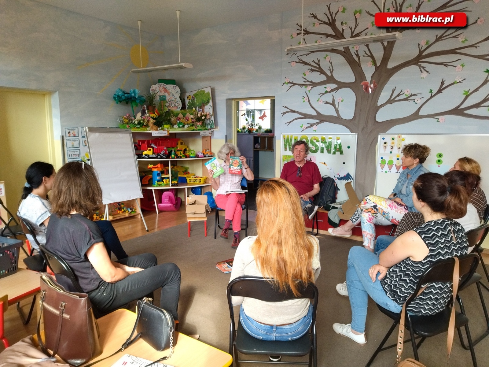 Zdjęcie w galerii na portalu naszraciborz.pl: Bez uczuć ani rusz. Spotkanie w markowickiej bibliotece wiadomości z regionu
