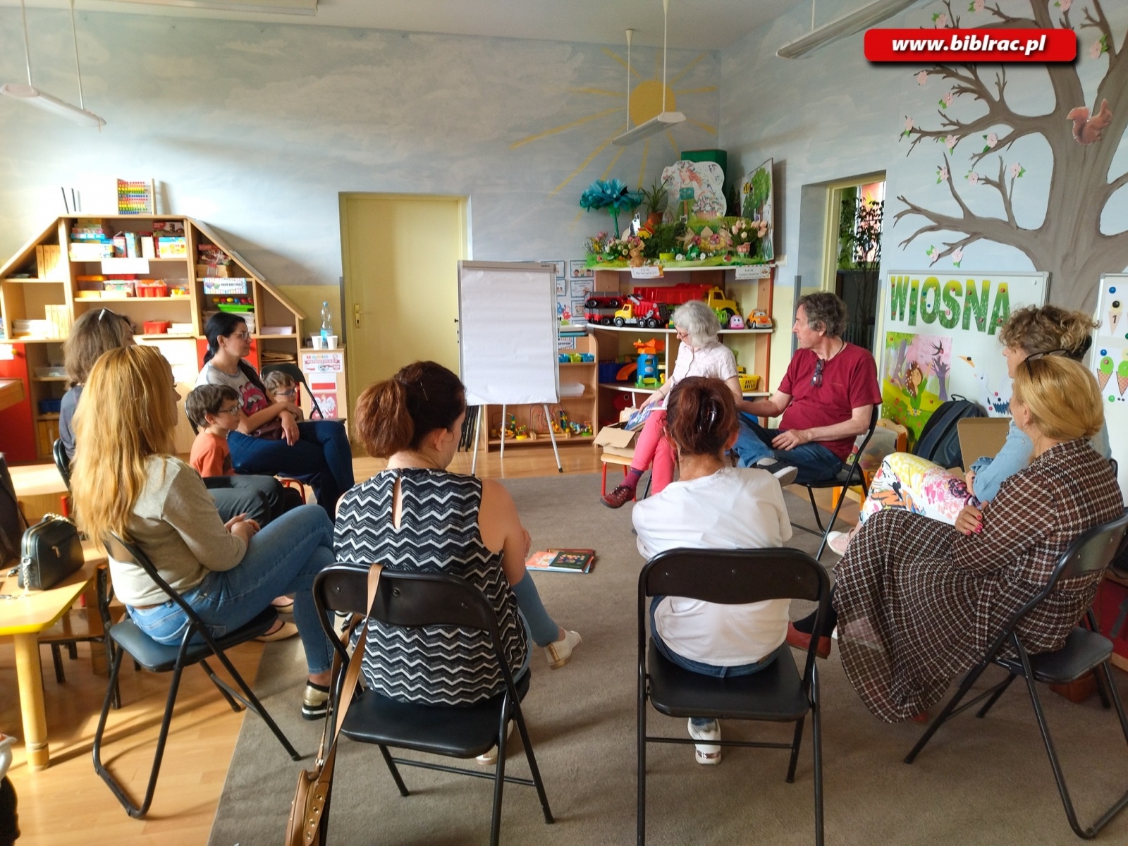 Zdjęcie w galerii na portalu naszraciborz.pl: Bez uczuć ani rusz. Spotkanie w markowickiej bibliotece wiadomości z regionu