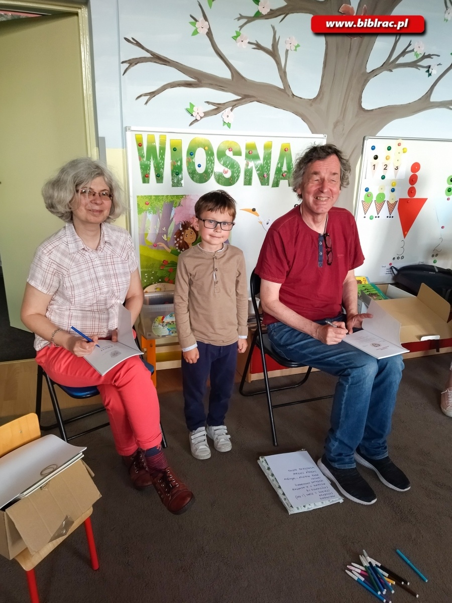 Zdjęcie w galerii na portalu naszraciborz.pl: Bez uczuć ani rusz. Spotkanie w markowickiej bibliotece wiadomości z regionu