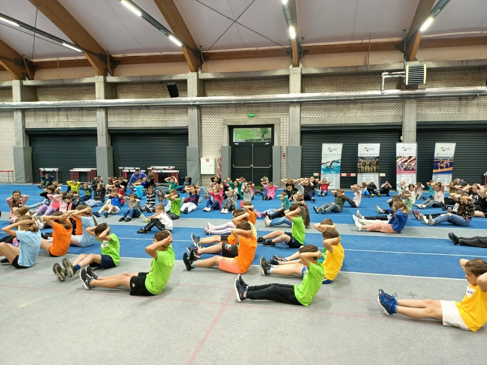 Zdjęcie w galerii na portalu naszraciborz.pl: Miasteczko skryło się pod dachem. Trening z mistrzami w ZSOMS wiadomości z regionu