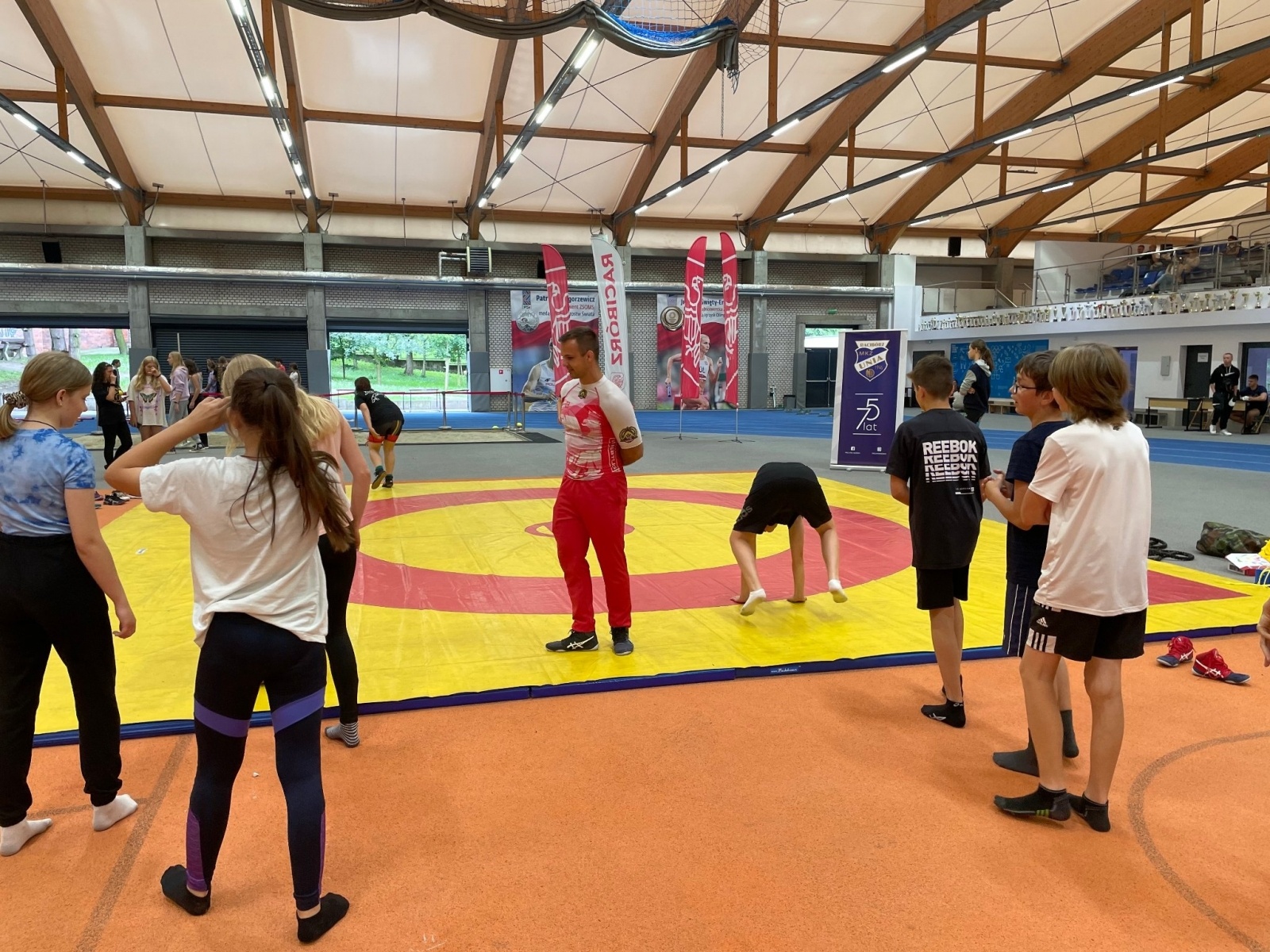 Zdjęcie w galerii na portalu naszraciborz.pl: Miasteczko skryło się pod dachem. Trening z mistrzami w ZSOMS wiadomości z regionu