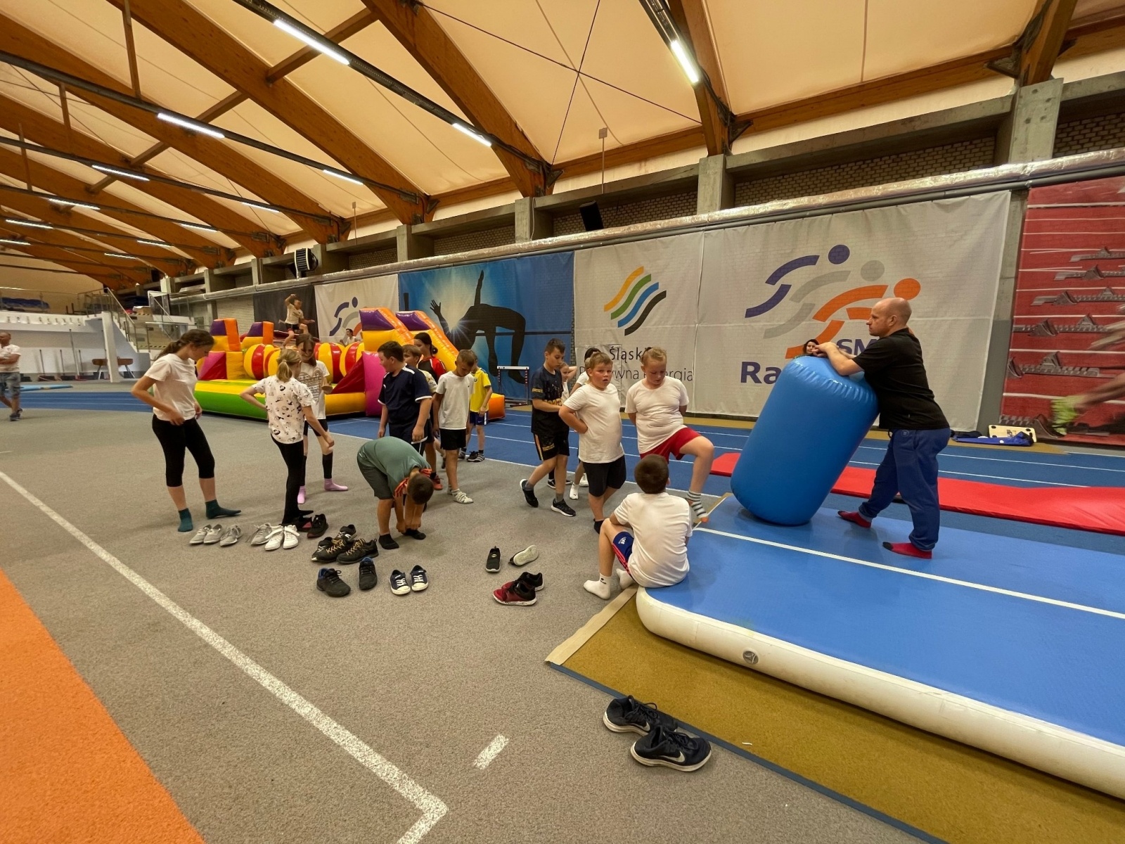 Zdjęcie w galerii na portalu naszraciborz.pl: Miasteczko skryło się pod dachem. Trening z mistrzami w ZSOMS wiadomości z regionu
