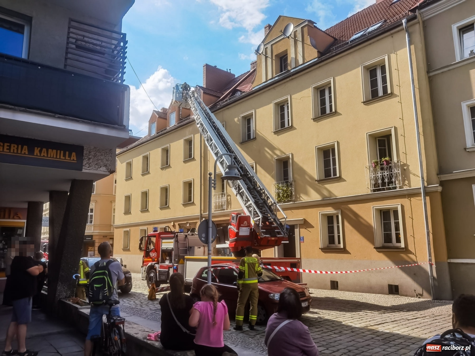 Zdjęcie w galerii na portalu naszraciborz.pl: Raport 998. To mogło skończyć się tragicznie. Spadające dachówki na Solnej wiadomości z regionu