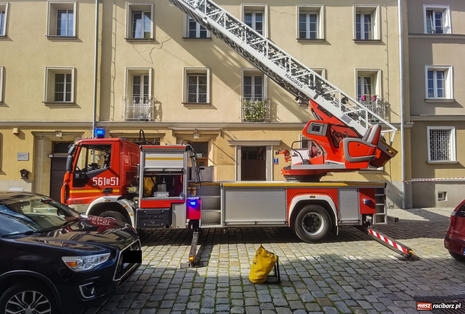 Zdjęcie w galerii na portalu naszraciborz.pl: Raport 998. To mogło skończyć się tragicznie. Spadające dachówki na Solnej wiadomości z regionu