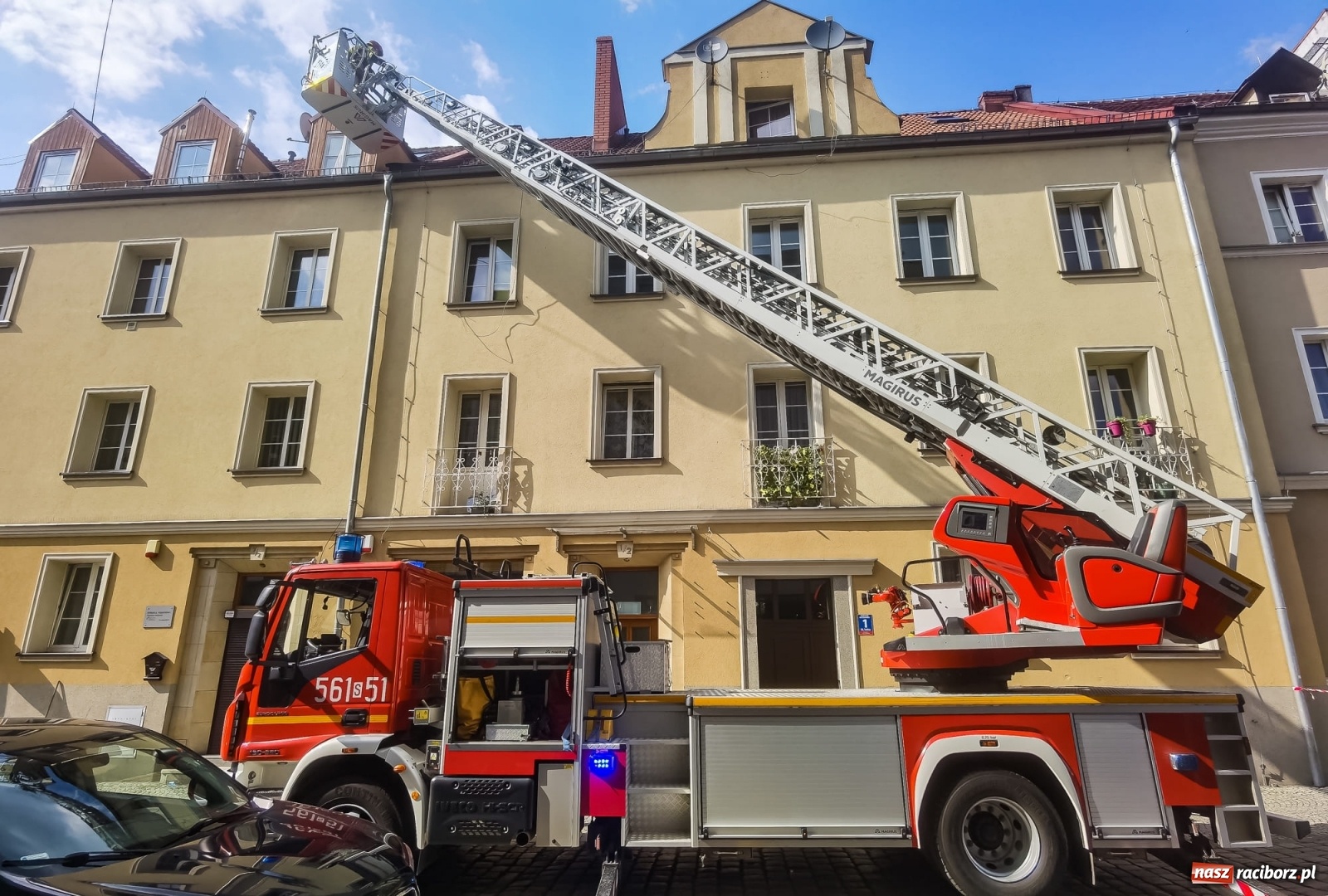 Zdjęcie w galerii na portalu naszraciborz.pl: Raport 998. To mogło skończyć się tragicznie. Spadające dachówki na Solnej wiadomości z regionu
