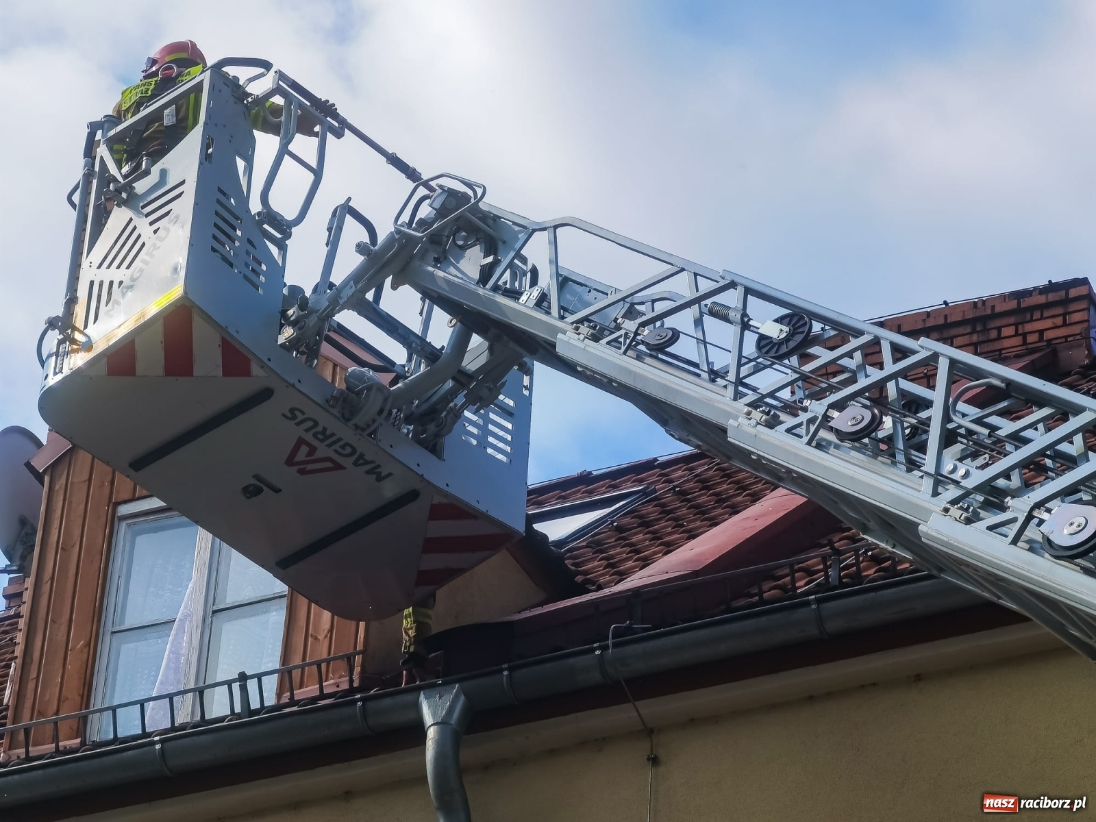 Zdjęcie w galerii na portalu naszraciborz.pl: Raport 998. To mogło skończyć się tragicznie. Spadające dachówki na Solnej wiadomości z regionu